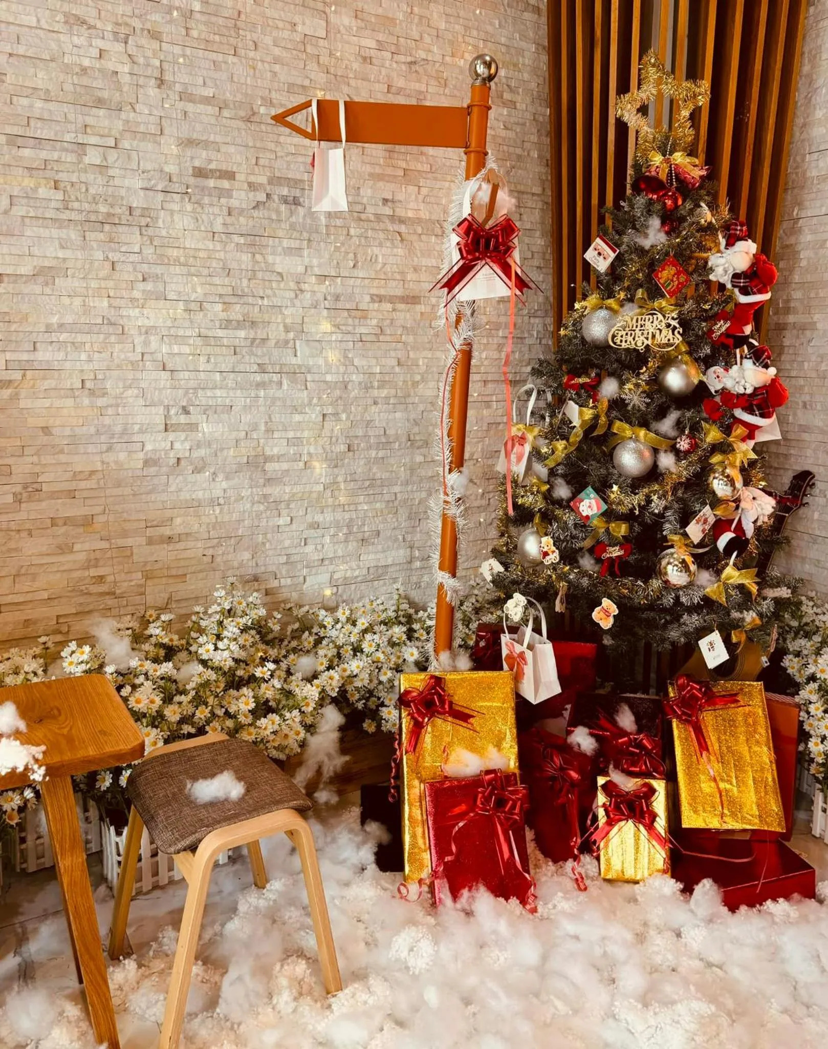 Communal lounge/ TV room in Phương Anh Valley Hotel