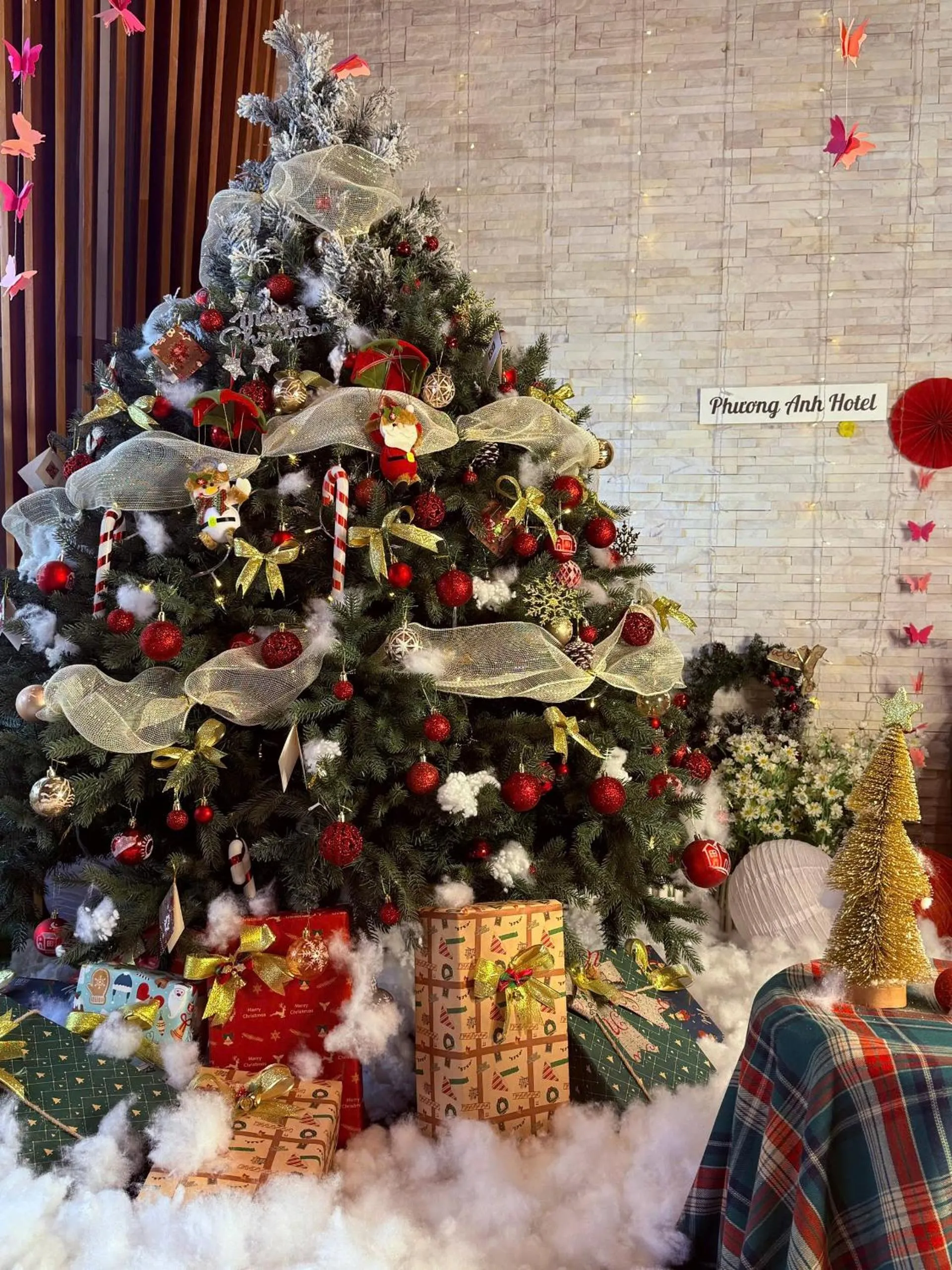 Communal lounge/ TV room in Phương Anh Valley Hotel