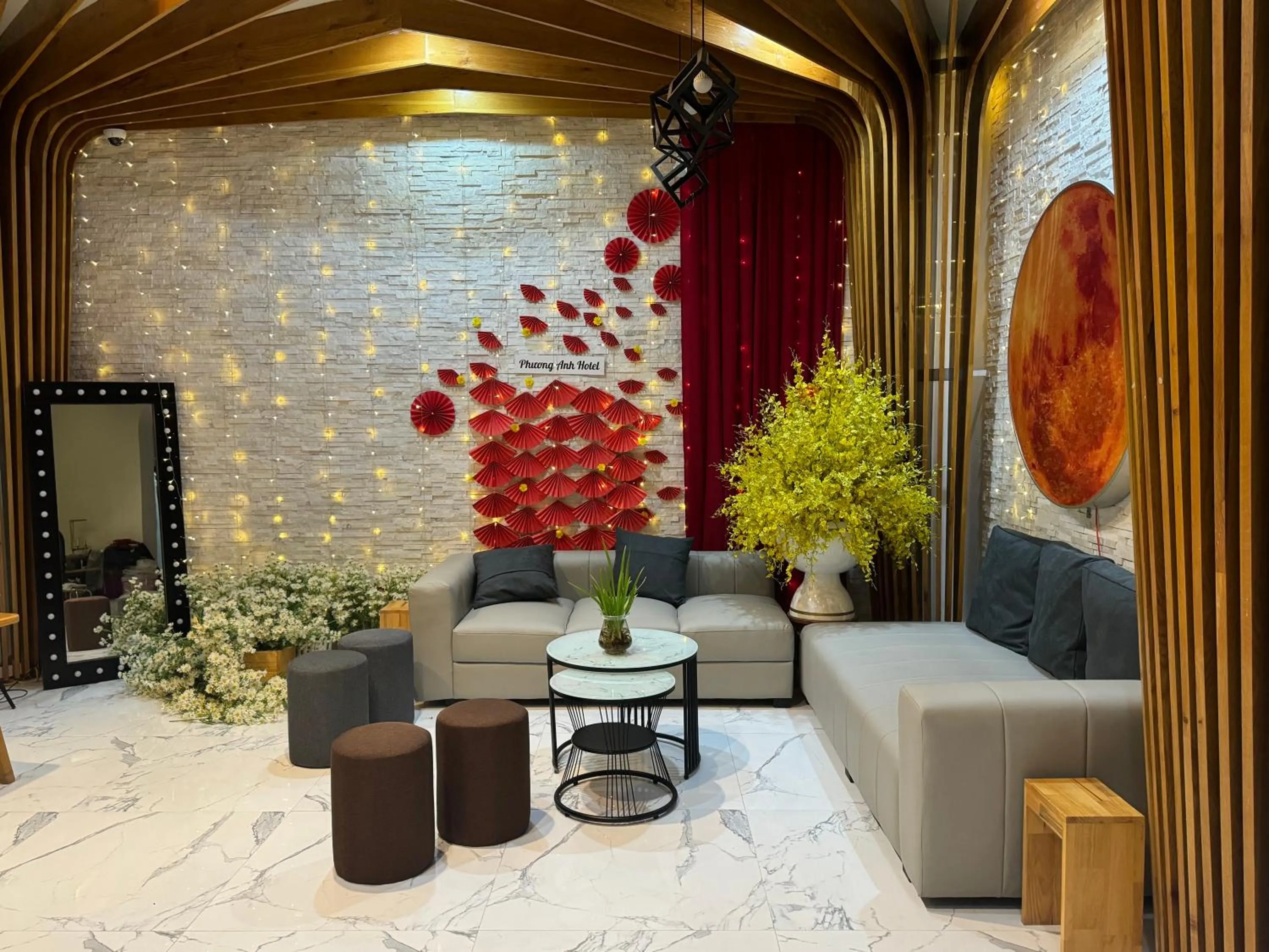 Communal lounge/ TV room in Phương Anh Valley Hotel