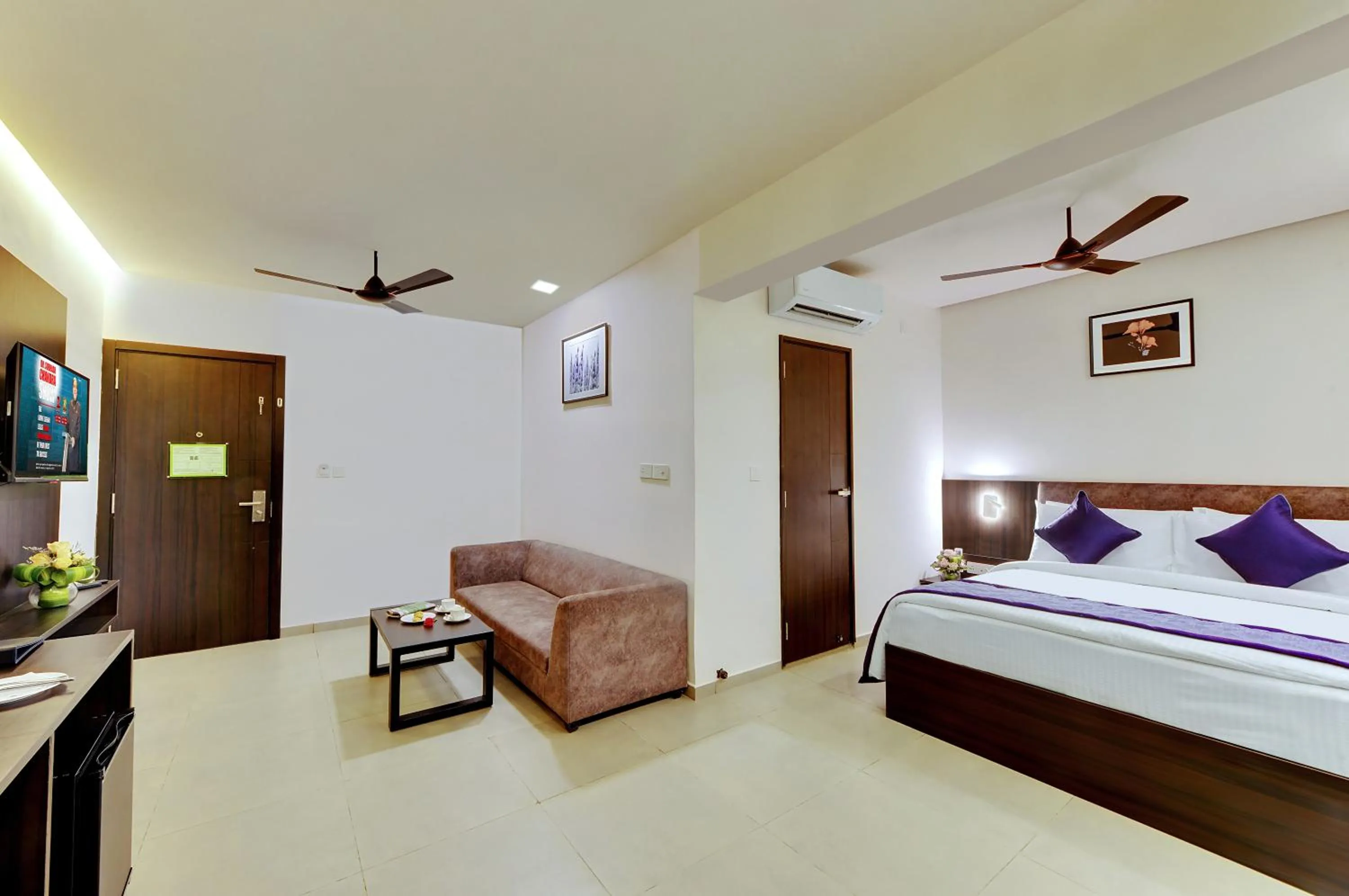 TV and multimedia in The Lavender Hotel