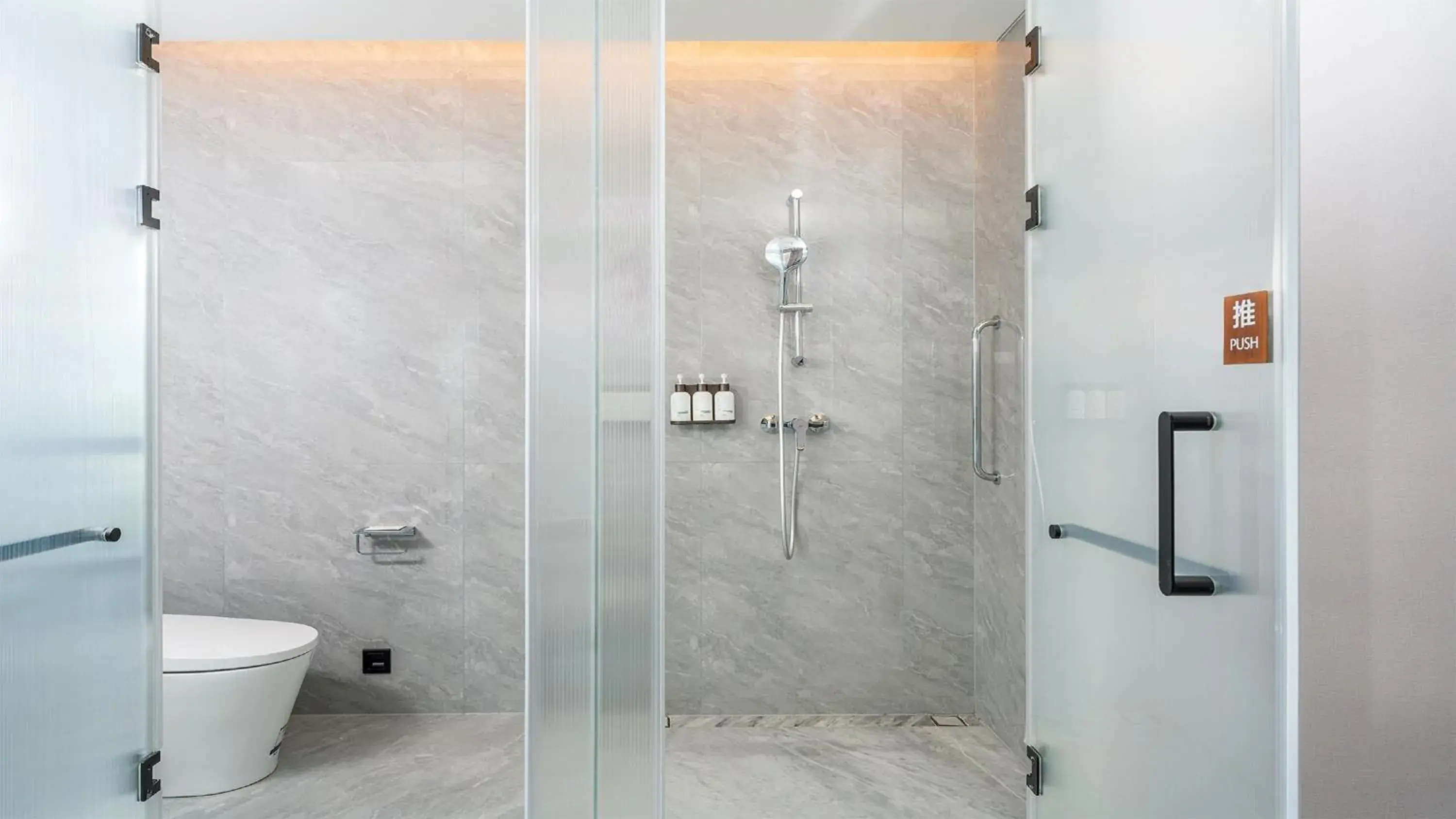 Standard King Room with Lake View in EVEN Hotel Yinchuan Yuehai by IHG Standard King Room with Lake View in EVEN Hotel Yinchuan Yuehai by IHG