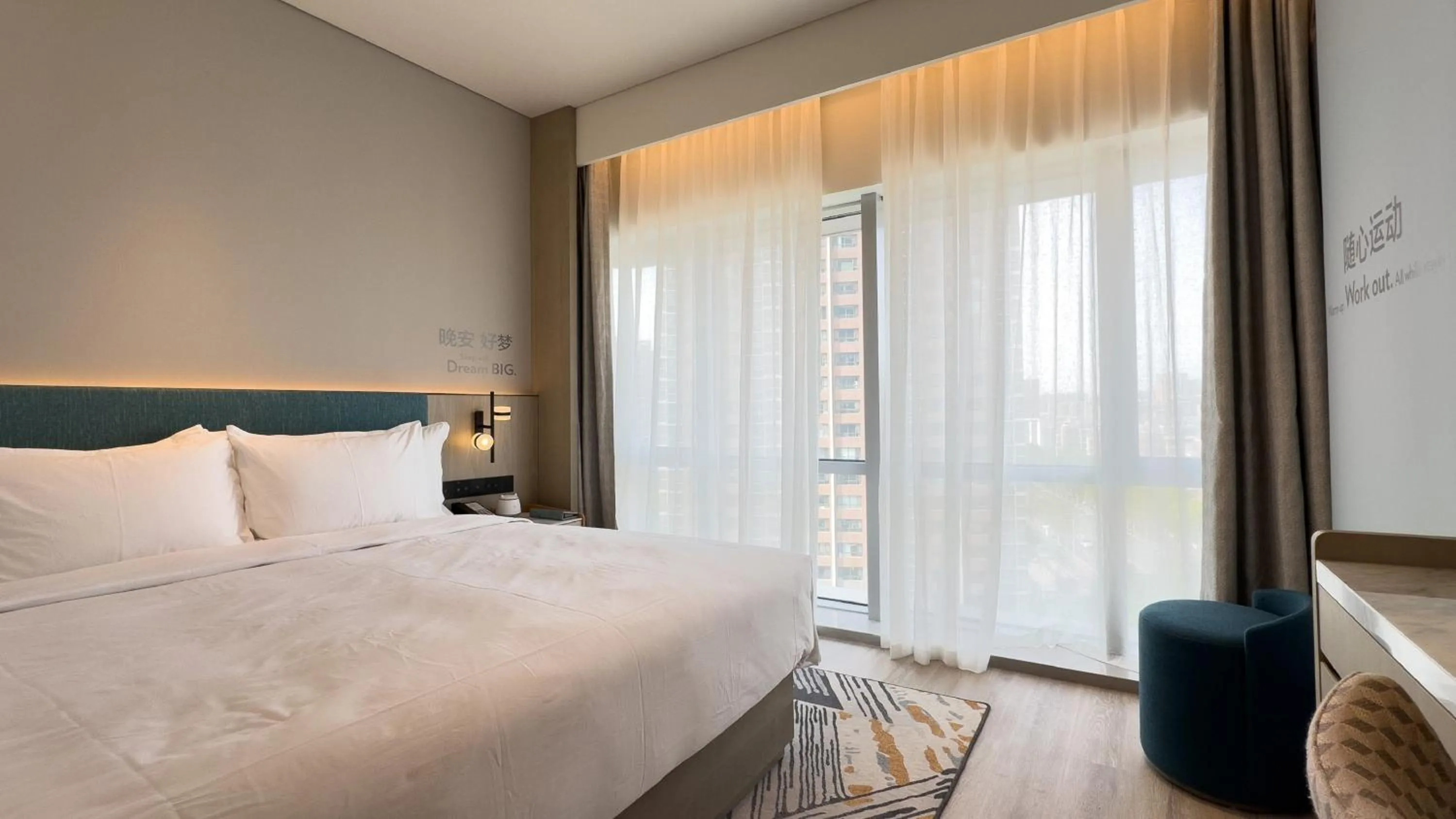 Photo of the whole room, Bed in EVEN Hotel Yinchuan Yuehai by IHG