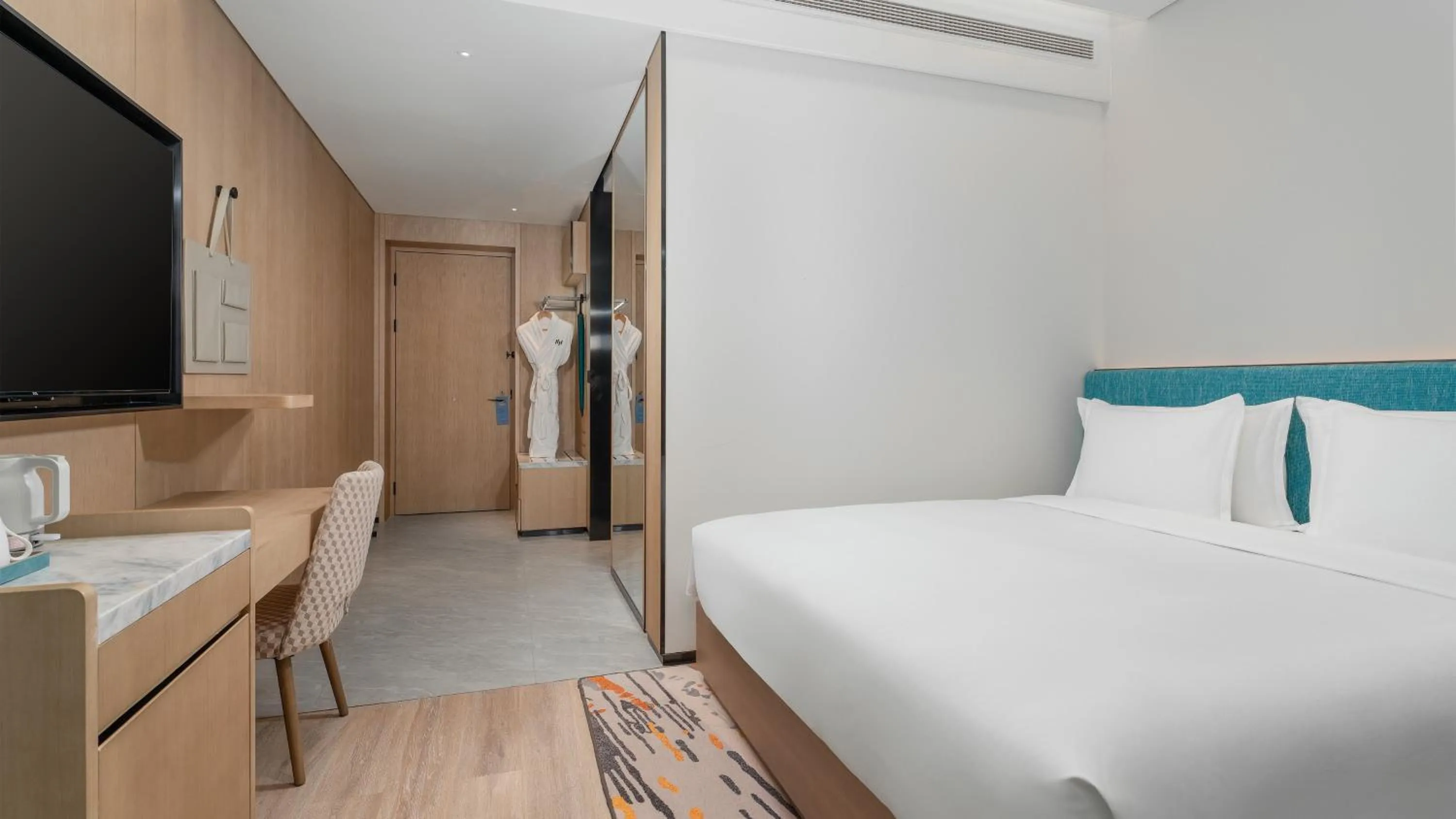 Photo of the whole room, Bed in EVEN Hotel Yinchuan Yuehai by IHG