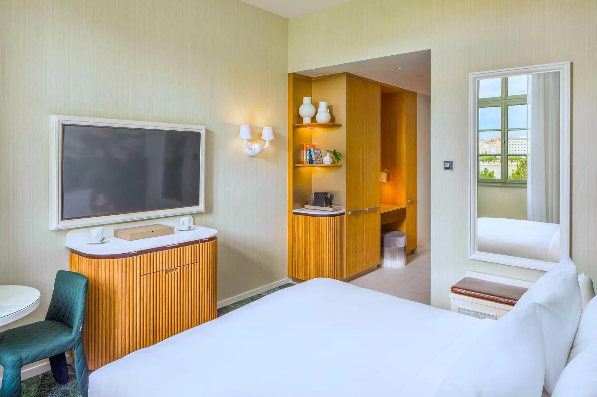 Photo of the whole room, Bed in Kimpton BEM Budapest by IHG