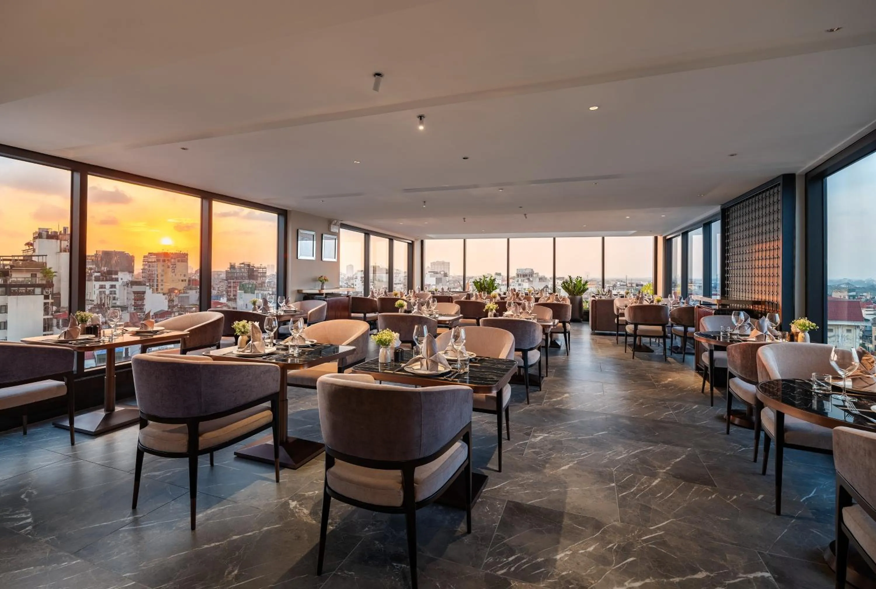 Restaurant/places to eat in CLASSYC Hotel