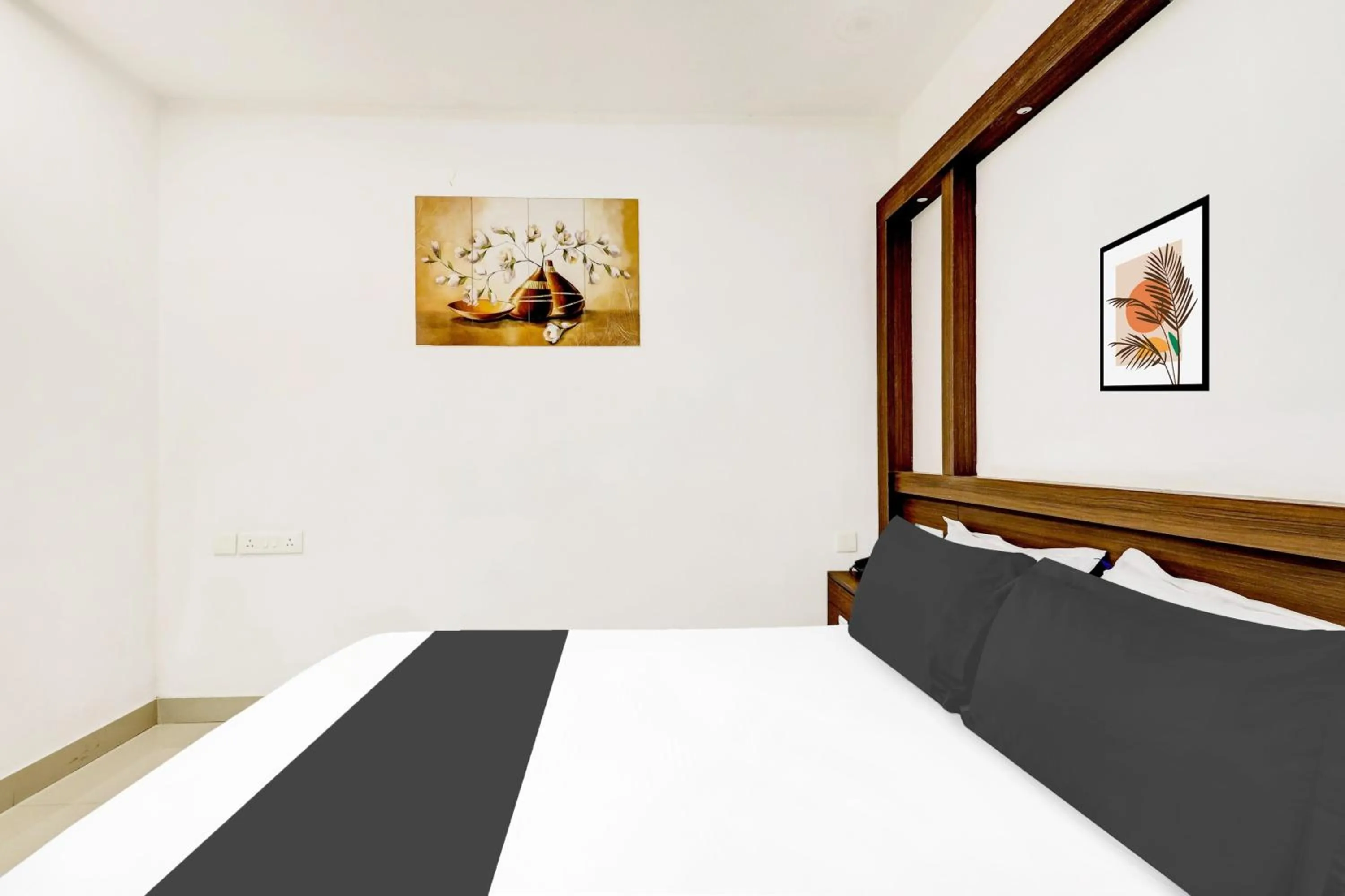 Bedroom, Bed in Super Hotel O Kazhakoottam Near AL SAJ Convention Centre