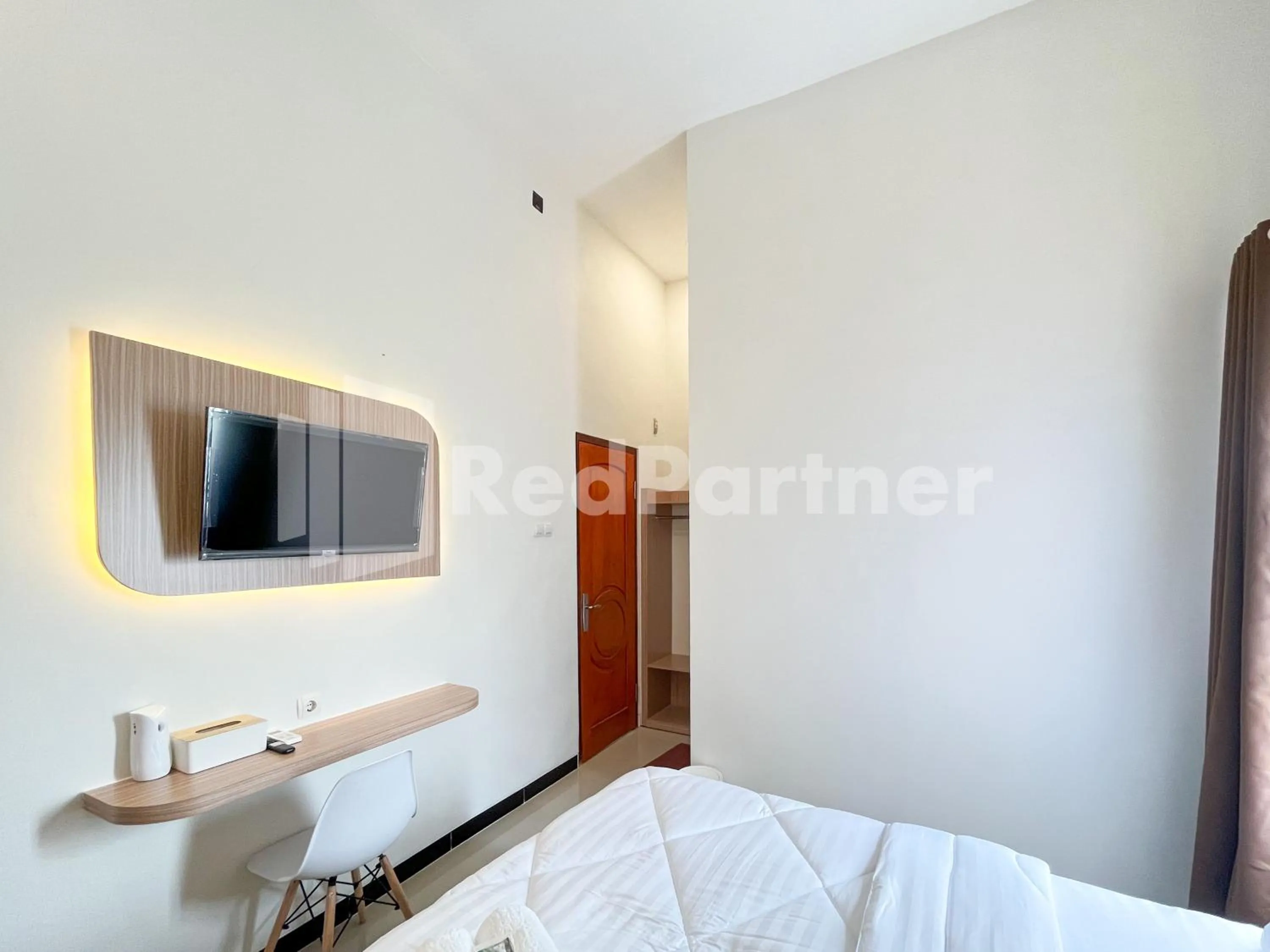 Bedroom, Bed in JENGGO Riverside Mitra RedDoorz near Kampung Inggris Pare