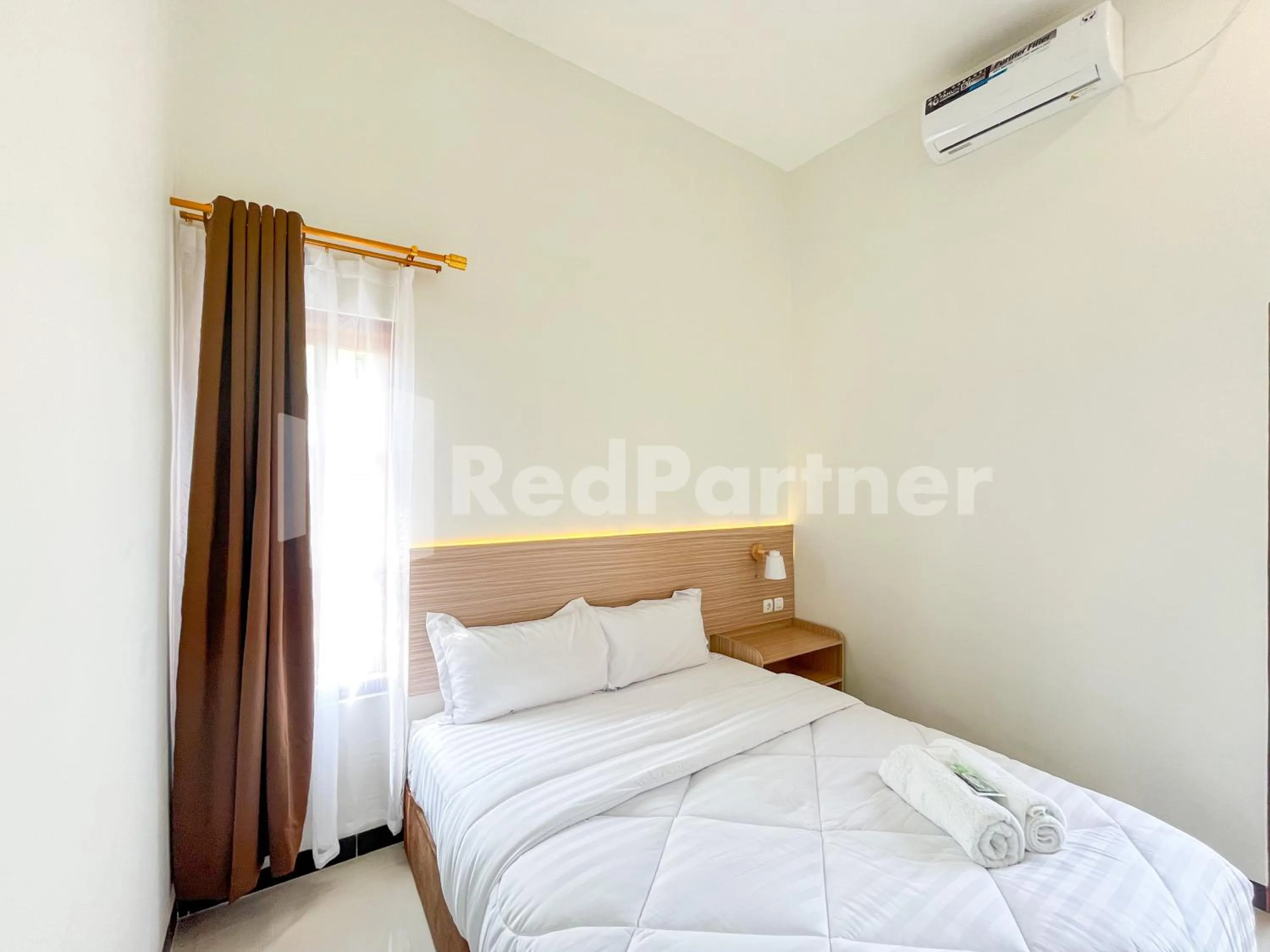 Bedroom, Bed in JENGGO Riverside Mitra RedDoorz near Kampung Inggris Pare