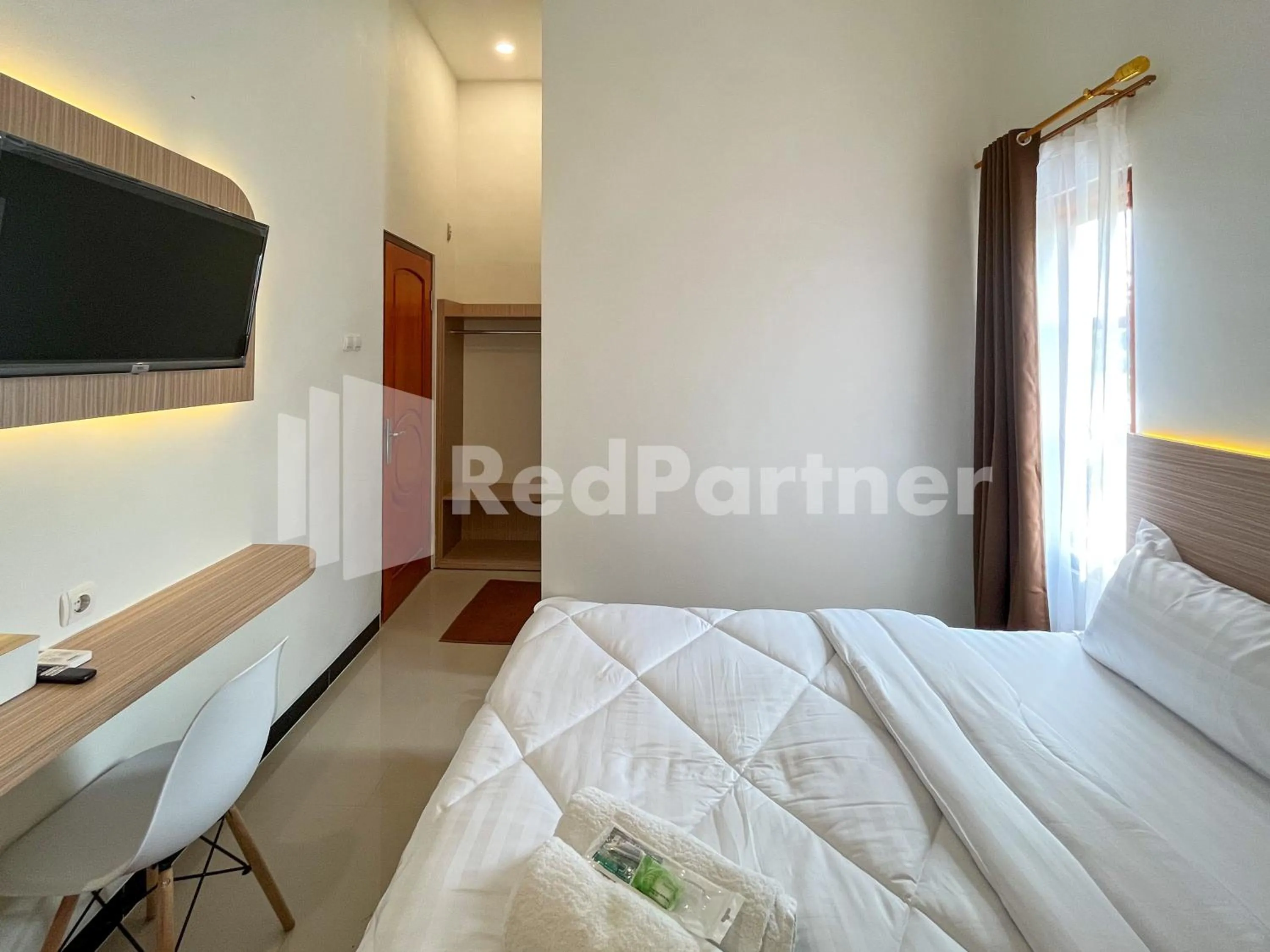 Bedroom, Bed in JENGGO Riverside Mitra RedDoorz near Kampung Inggris Pare