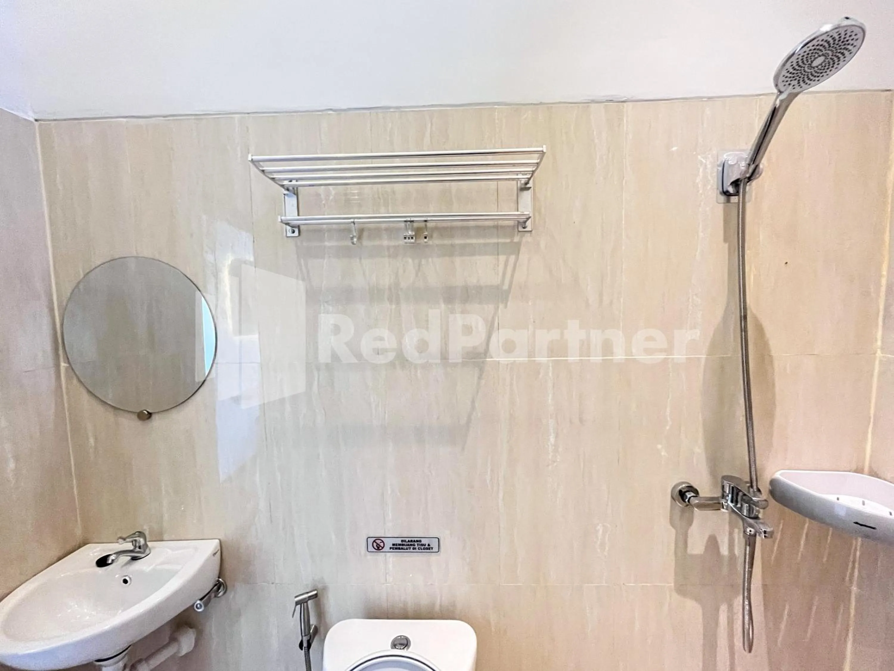 Bathroom in JENGGO Riverside Mitra RedDoorz near Kampung Inggris Pare