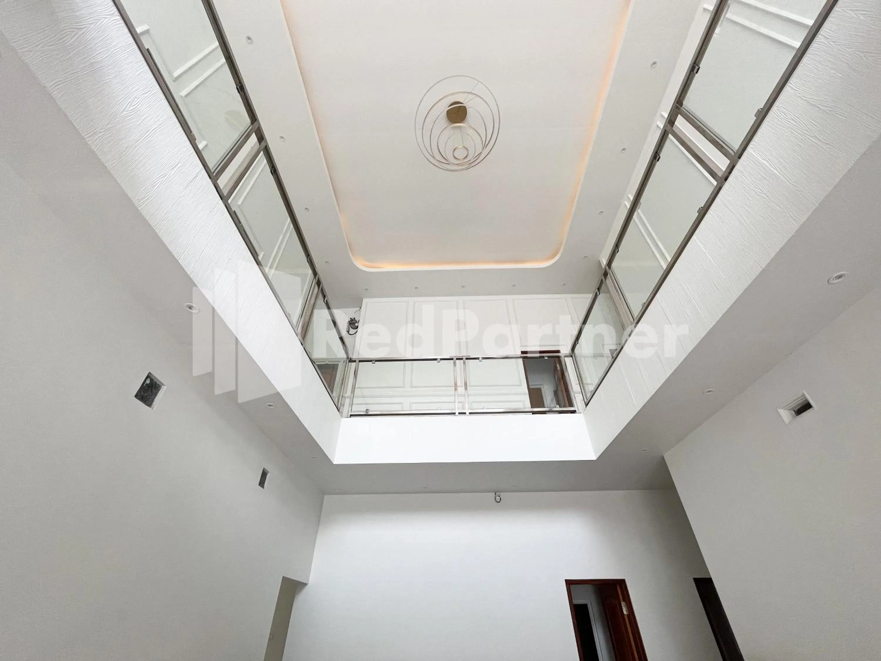 Facade/entrance in JENGGO Riverside Mitra RedDoorz near Kampung Inggris Pare