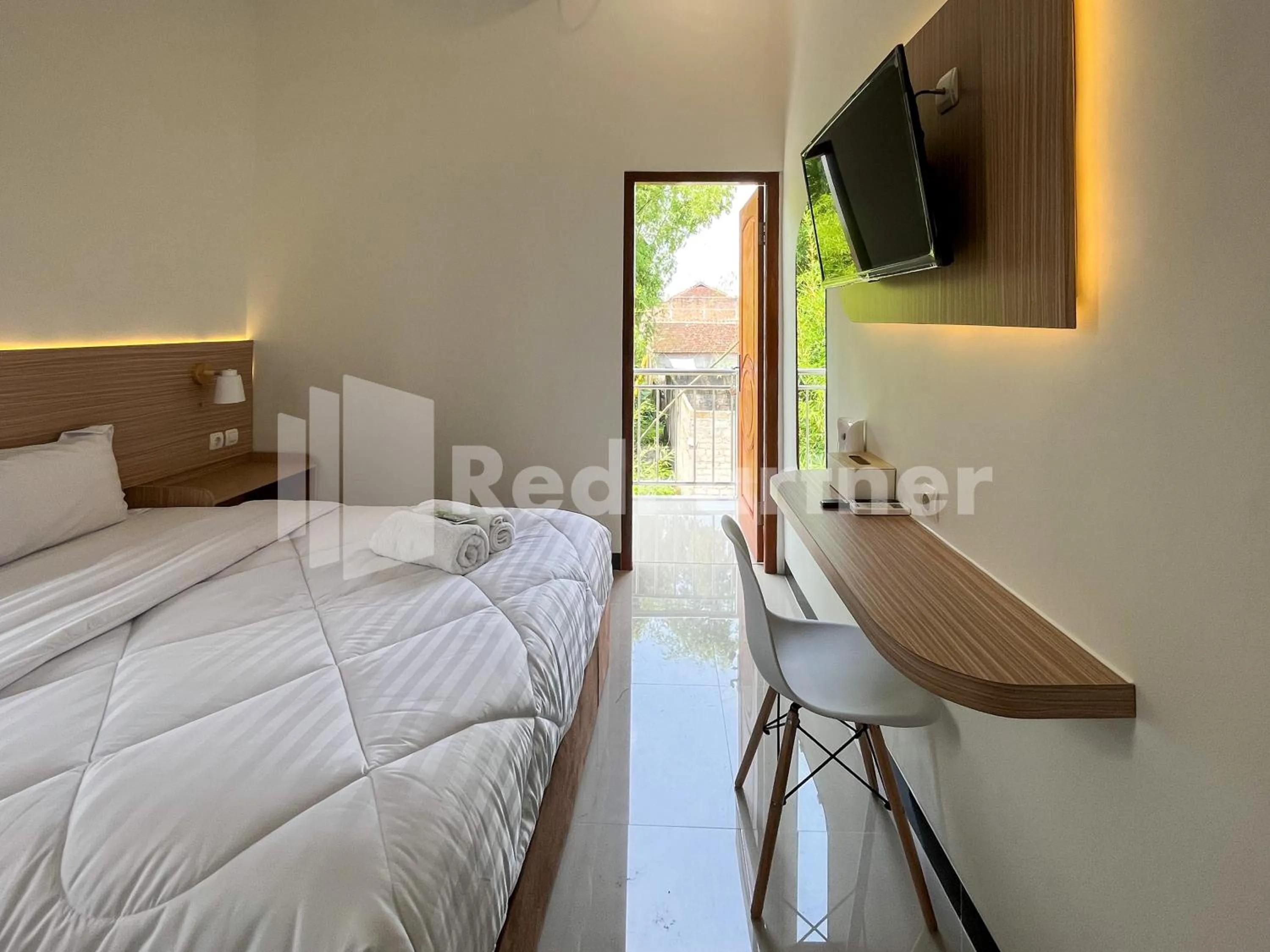 Bedroom, Bed in JENGGO Riverside Mitra RedDoorz near Kampung Inggris Pare