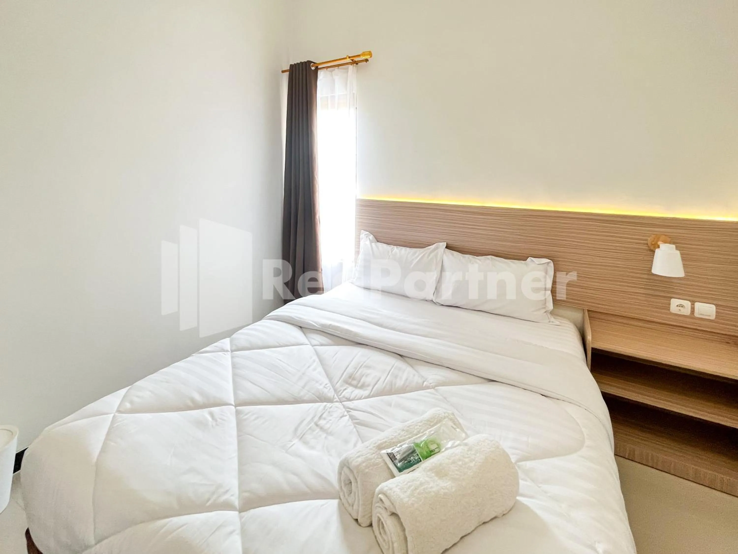 Bedroom, Bed in JENGGO Riverside Mitra RedDoorz near Kampung Inggris Pare