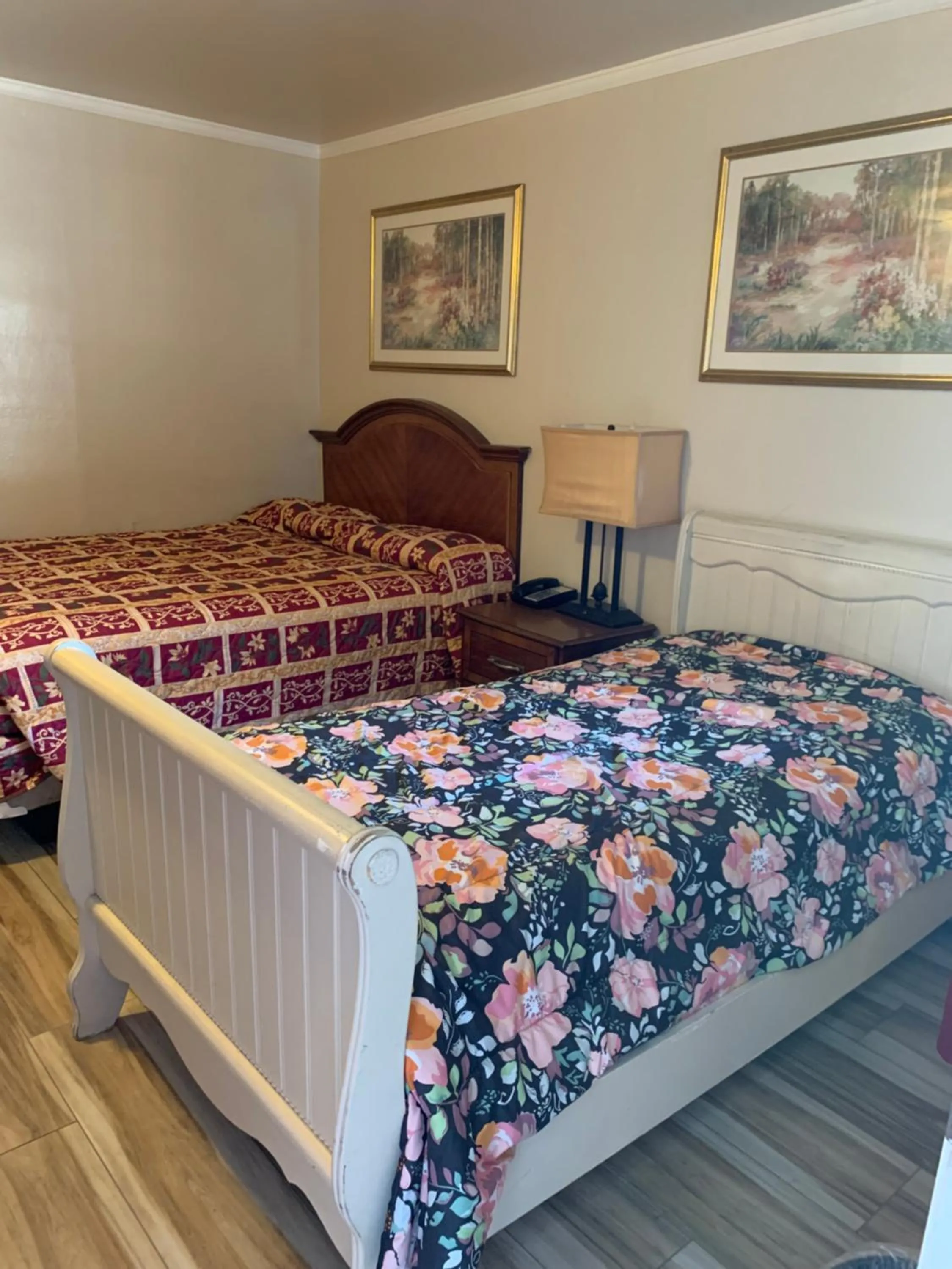 Photo of the whole room, Bed in Jerry's Motel