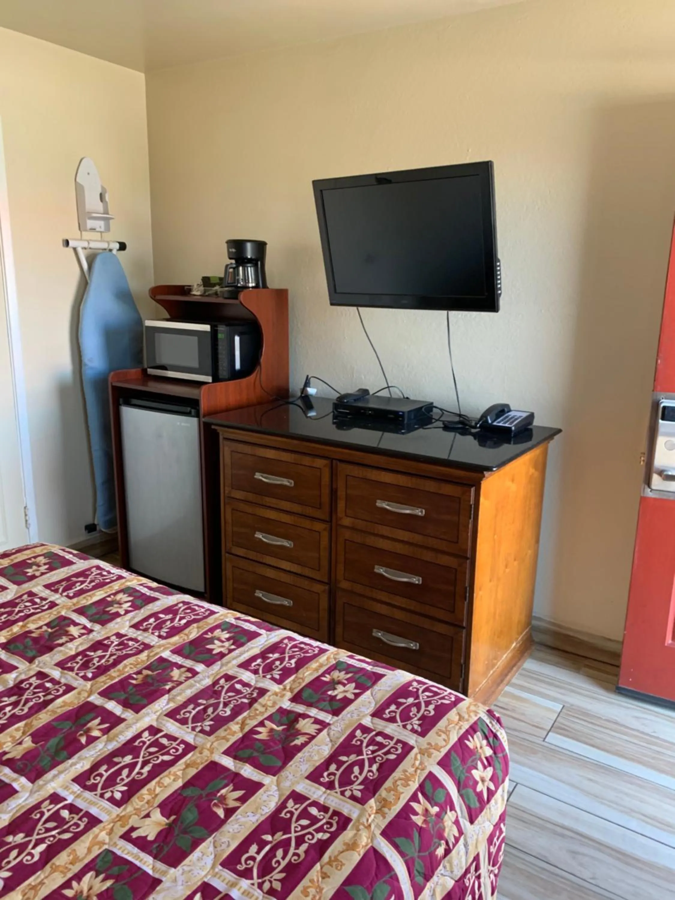 TV and multimedia, Bed in Jerry's Motel
