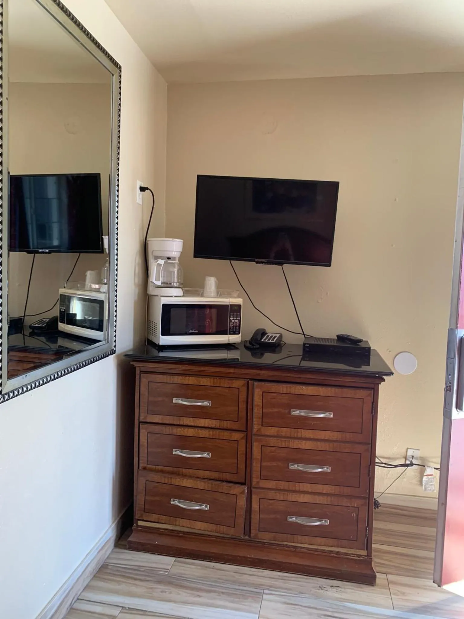 TV and multimedia in Jerry's Motel