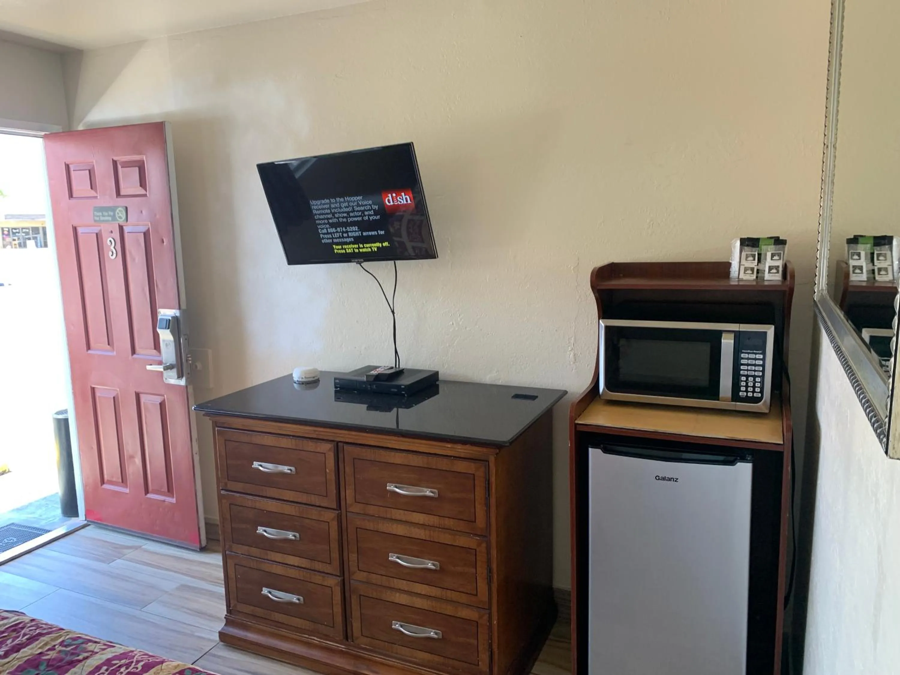TV and multimedia in Jerry's Motel