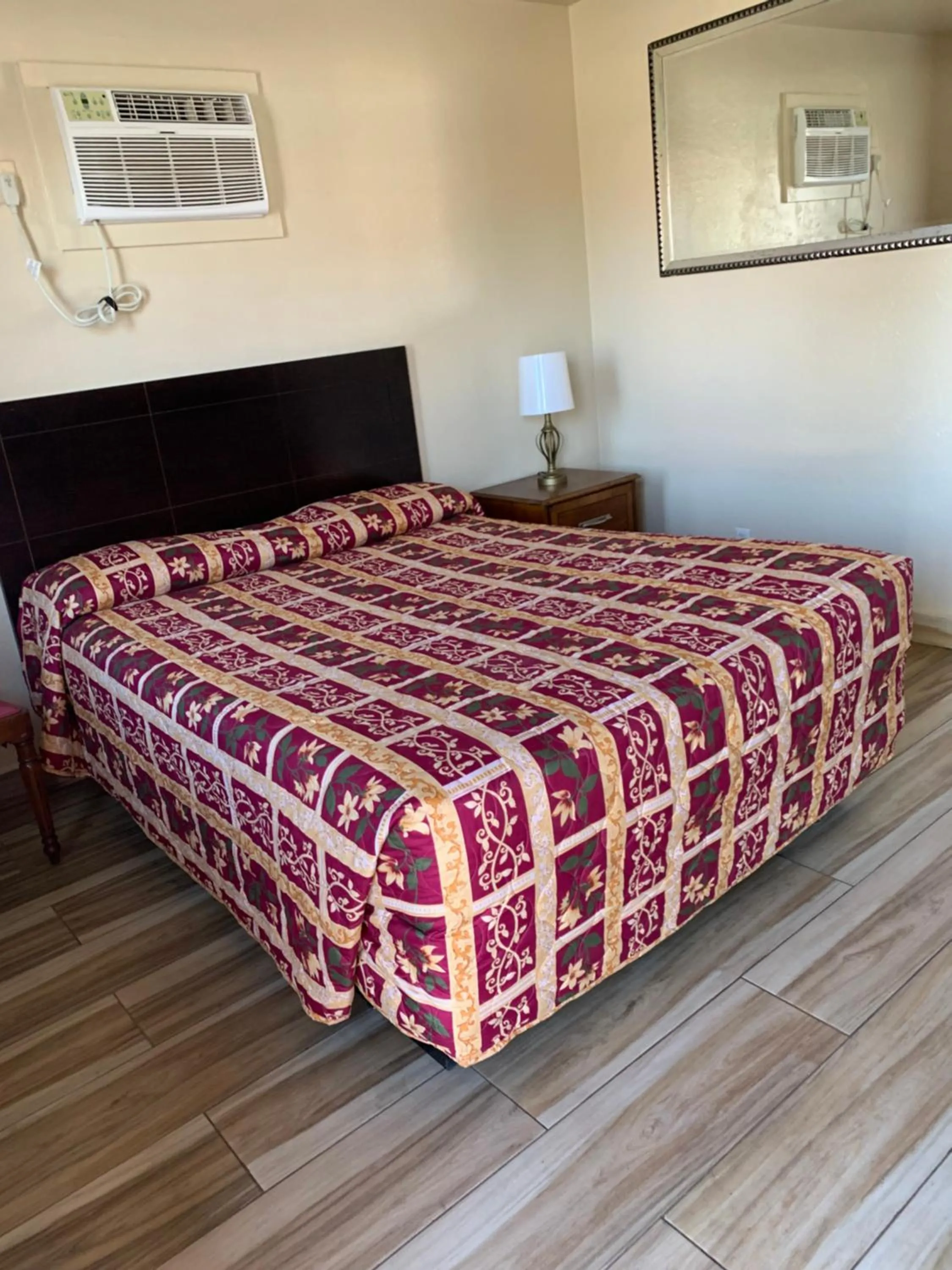 Photo of the whole room, Bed in Jerry's Motel