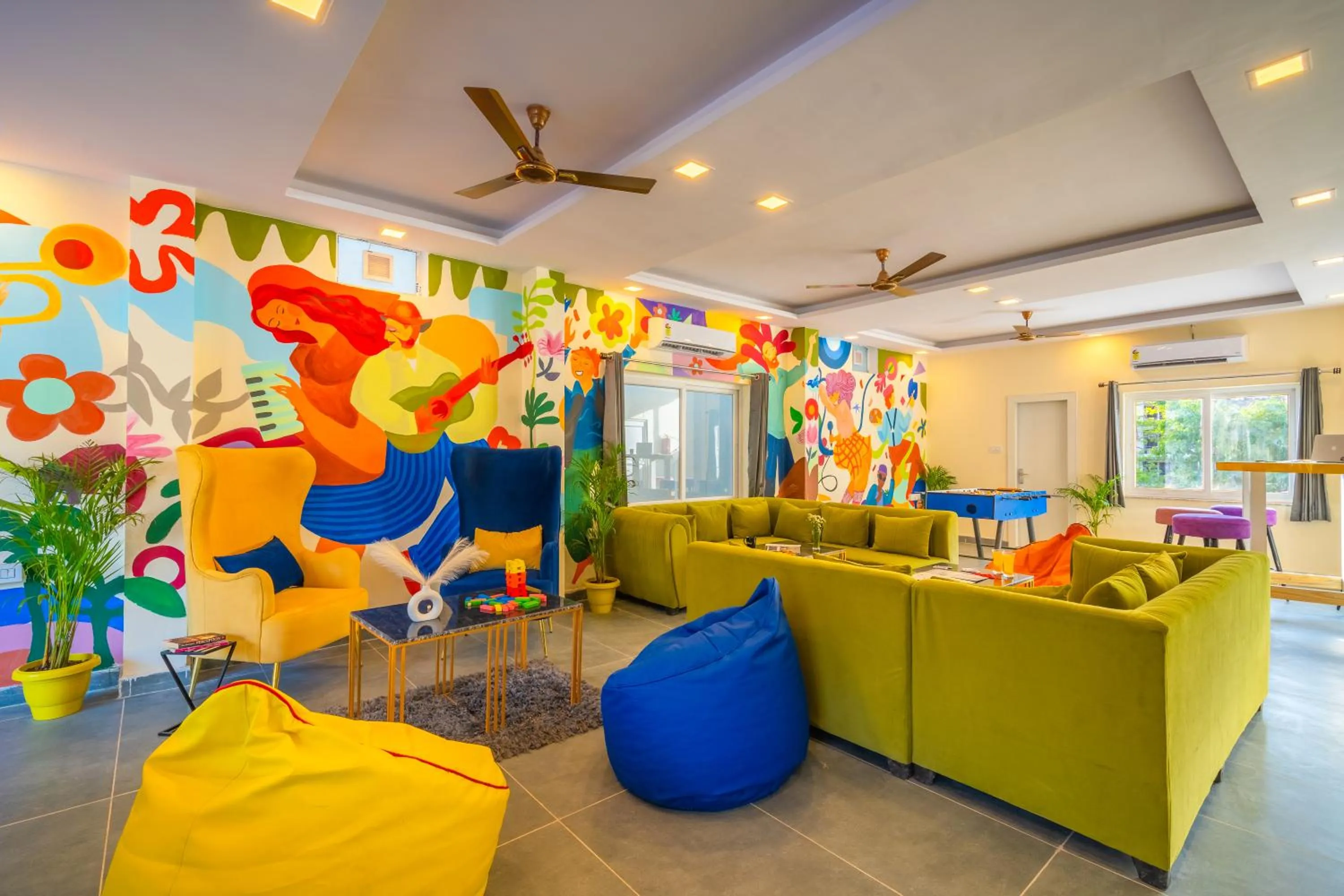 Communal lounge/ TV room in The Social Stays Rishikesh