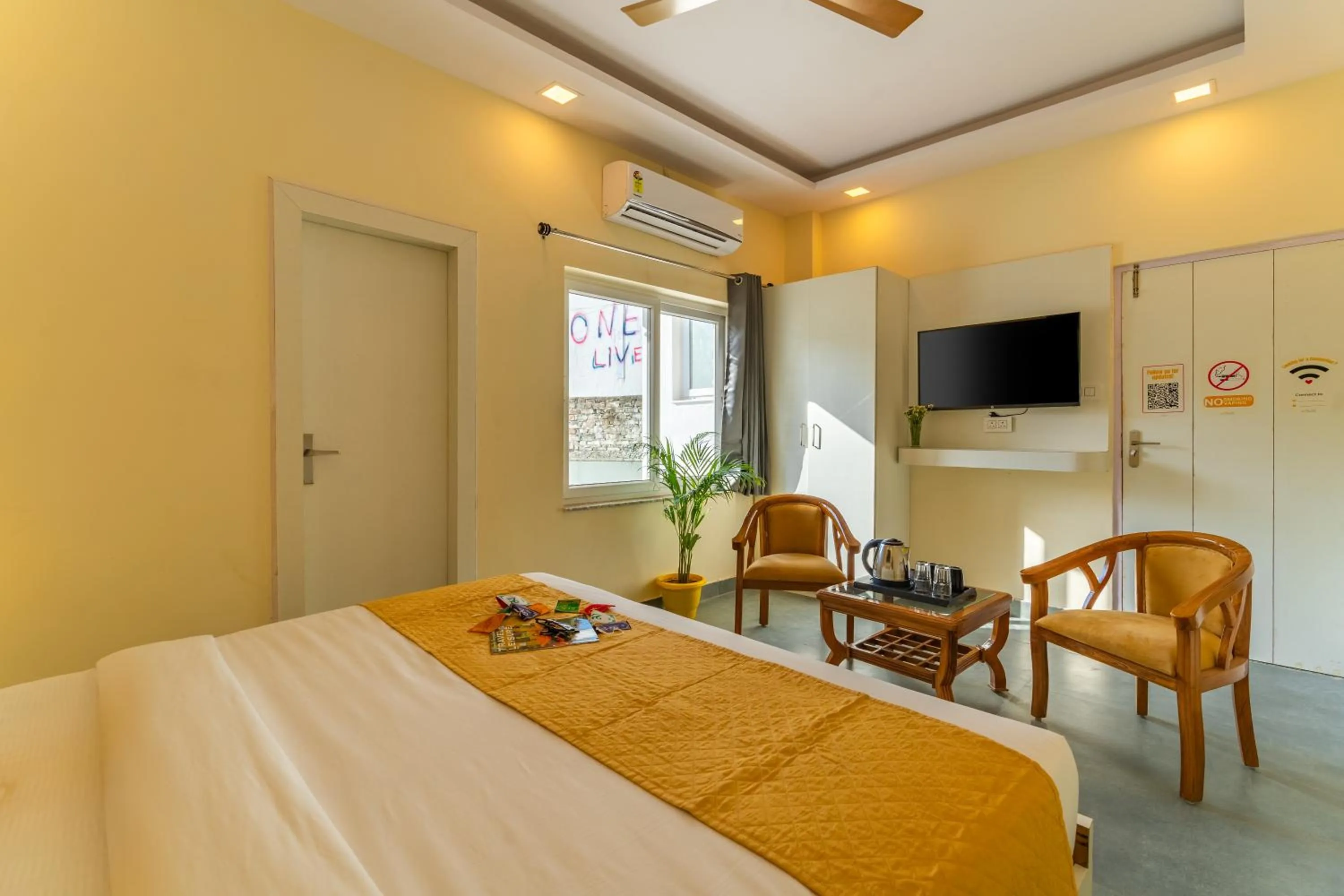 Communal lounge/ TV room, Bed in The Social Stays Rishikesh