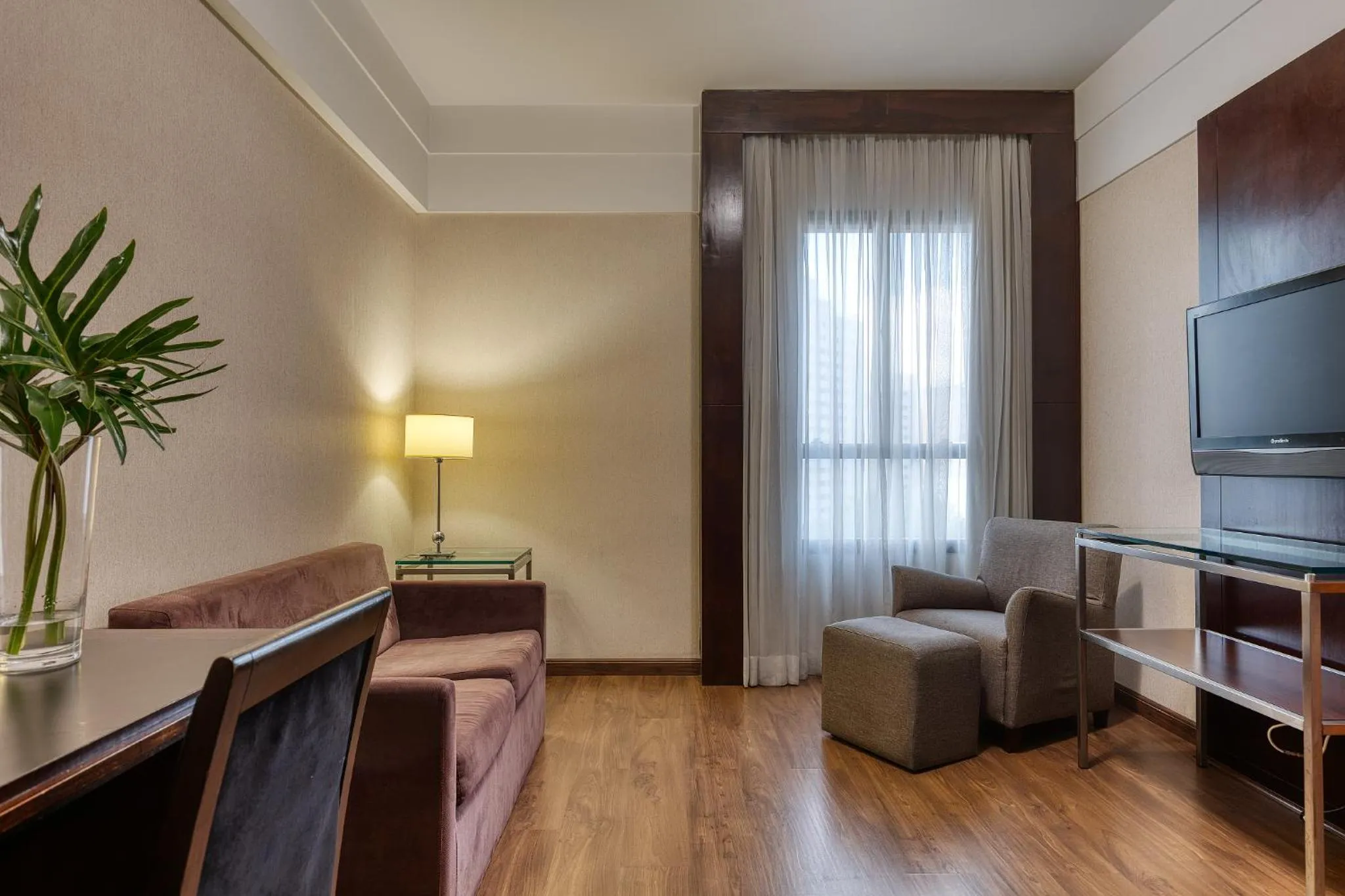 Communal lounge/ TV room in Mercure Belo Horizonte Lourdes