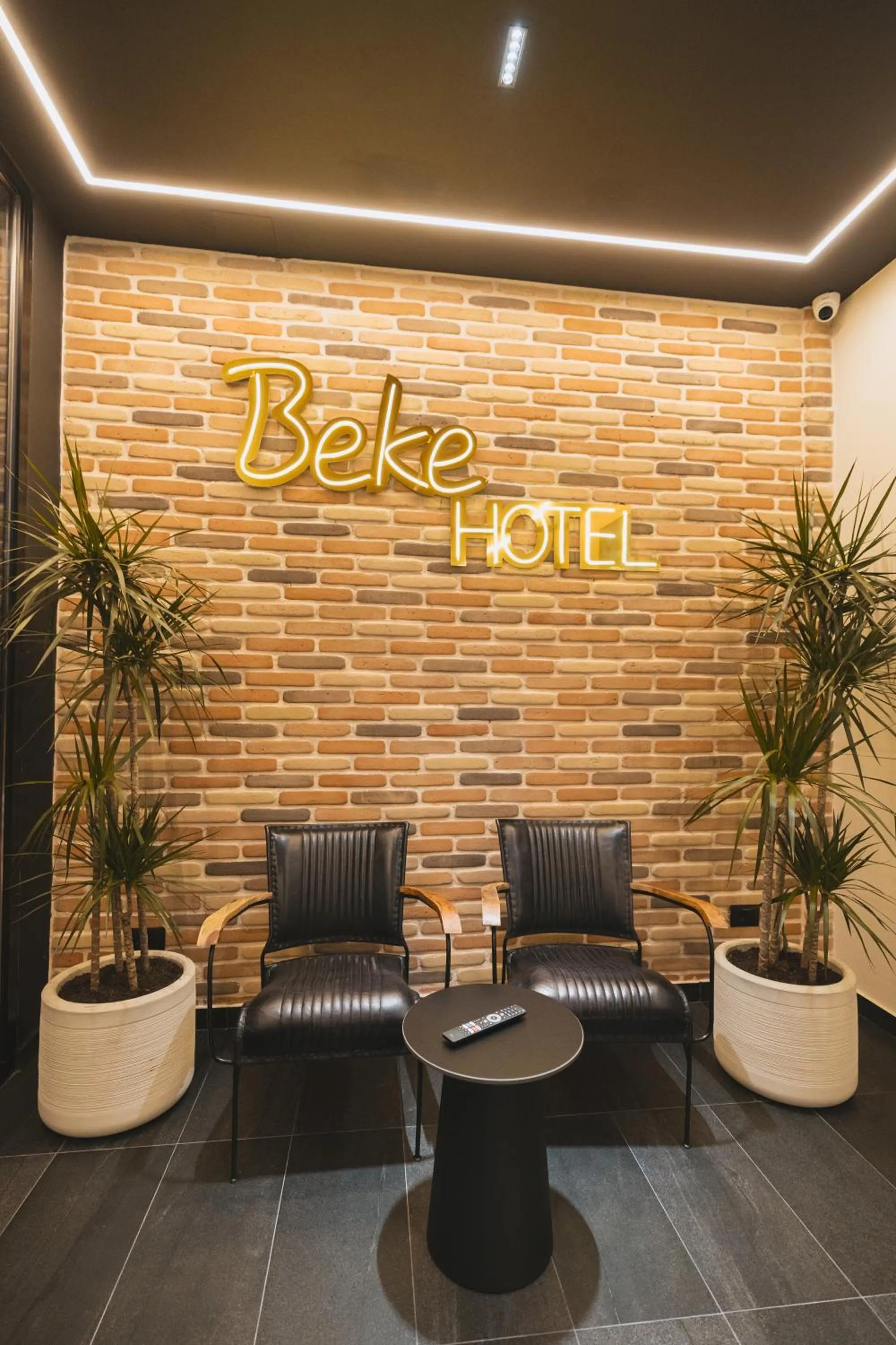 Property logo or sign in Hotel Beke