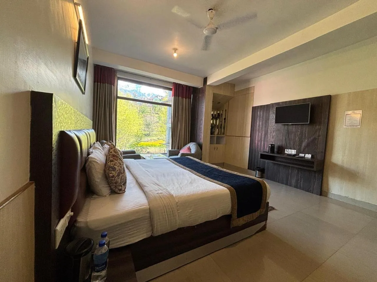 Mountain view, Bed in Hotel Bob's N Barley Luxury Room Best Hotel in McLeod Ganj