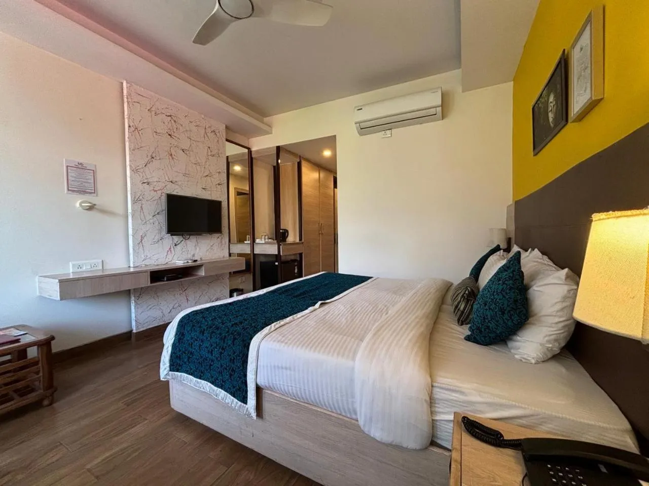 Balcony/Terrace, Bed in Hotel Bob's N Barley Luxury Room Best Hotel in McLeod Ganj