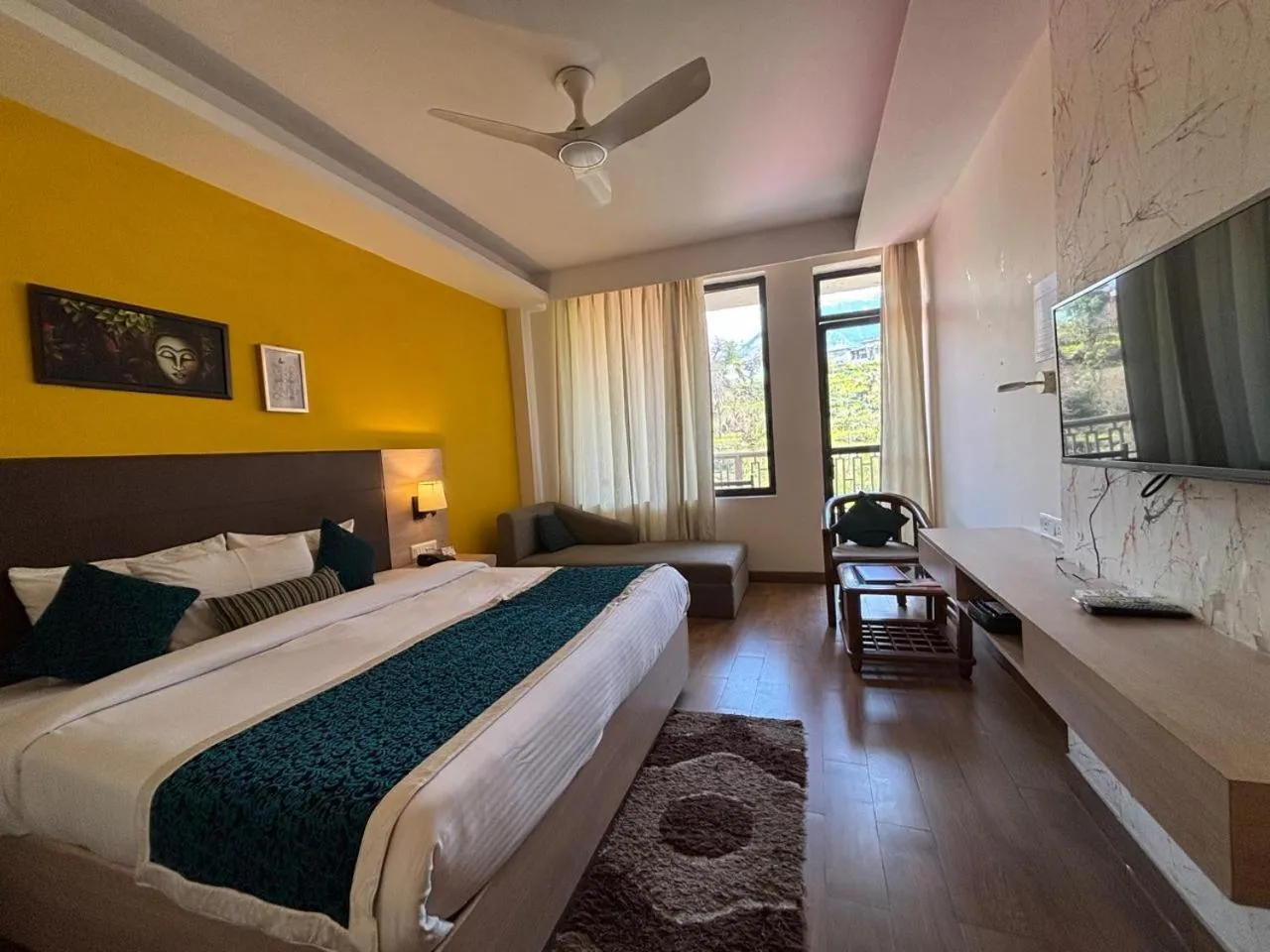 Balcony/Terrace, Bed in Hotel Bob's N Barley Luxury Room Best Hotel in McLeod Ganj