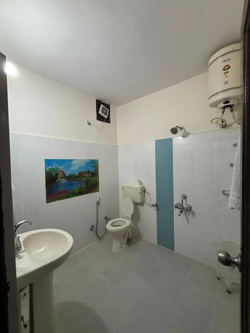 Bathroom in Hotel Bob's N Barley Luxury Room Best Hotel in McLeod Ganj