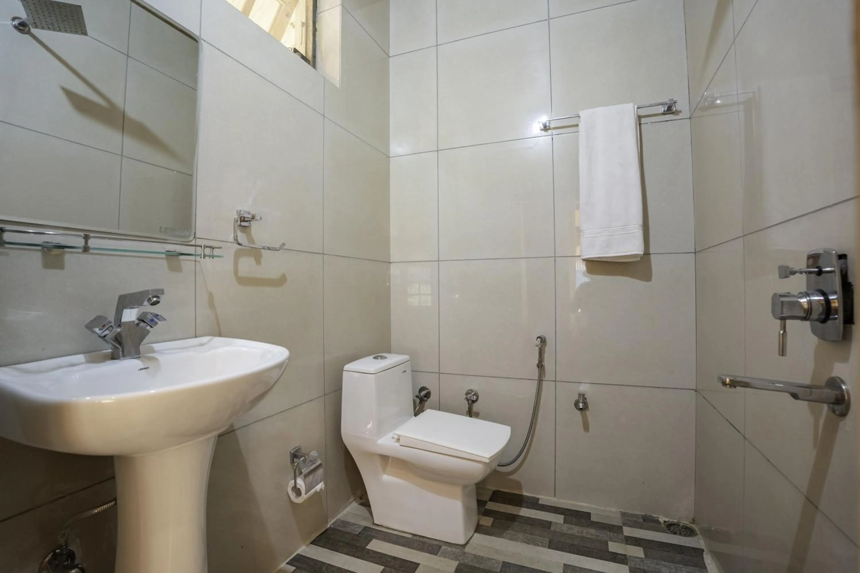 Bathroom in Hotel Bob's N Barley Luxury Room Best Hotel in McLeod Ganj