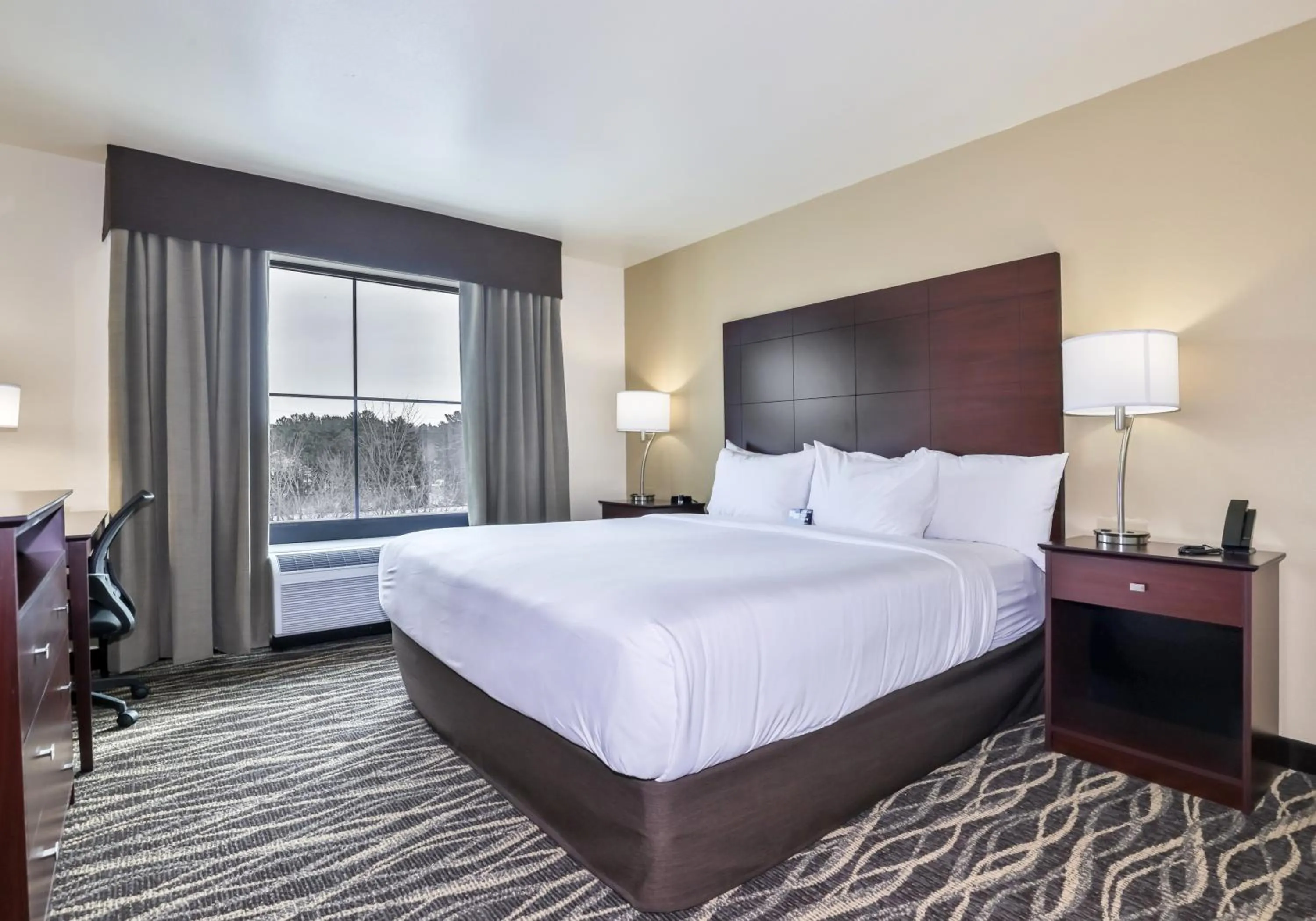 Bed in Cobblestone Hotel & Suites - Rhinelander