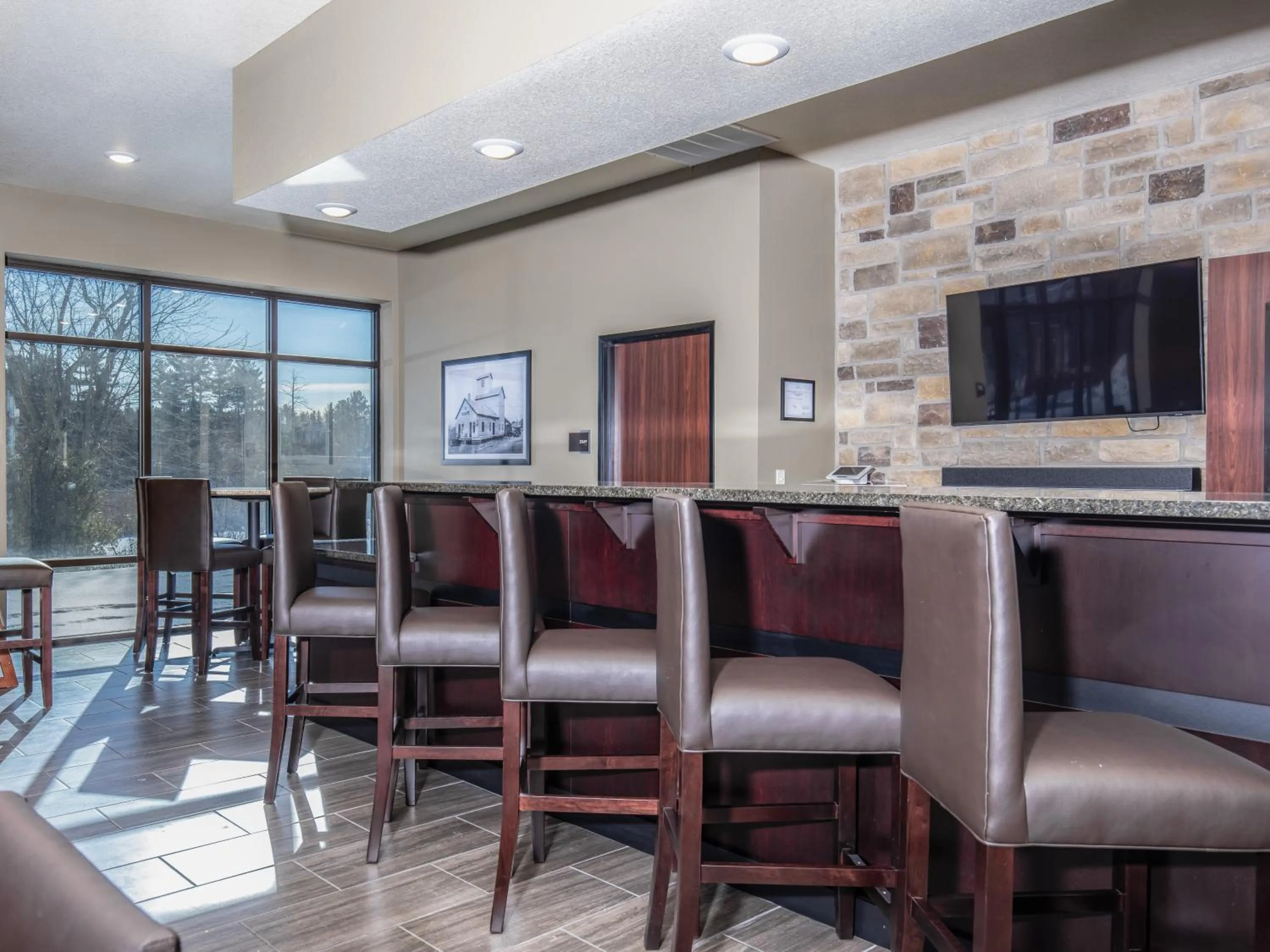 Lounge or bar in Cobblestone Hotel & Suites - Rhinelander