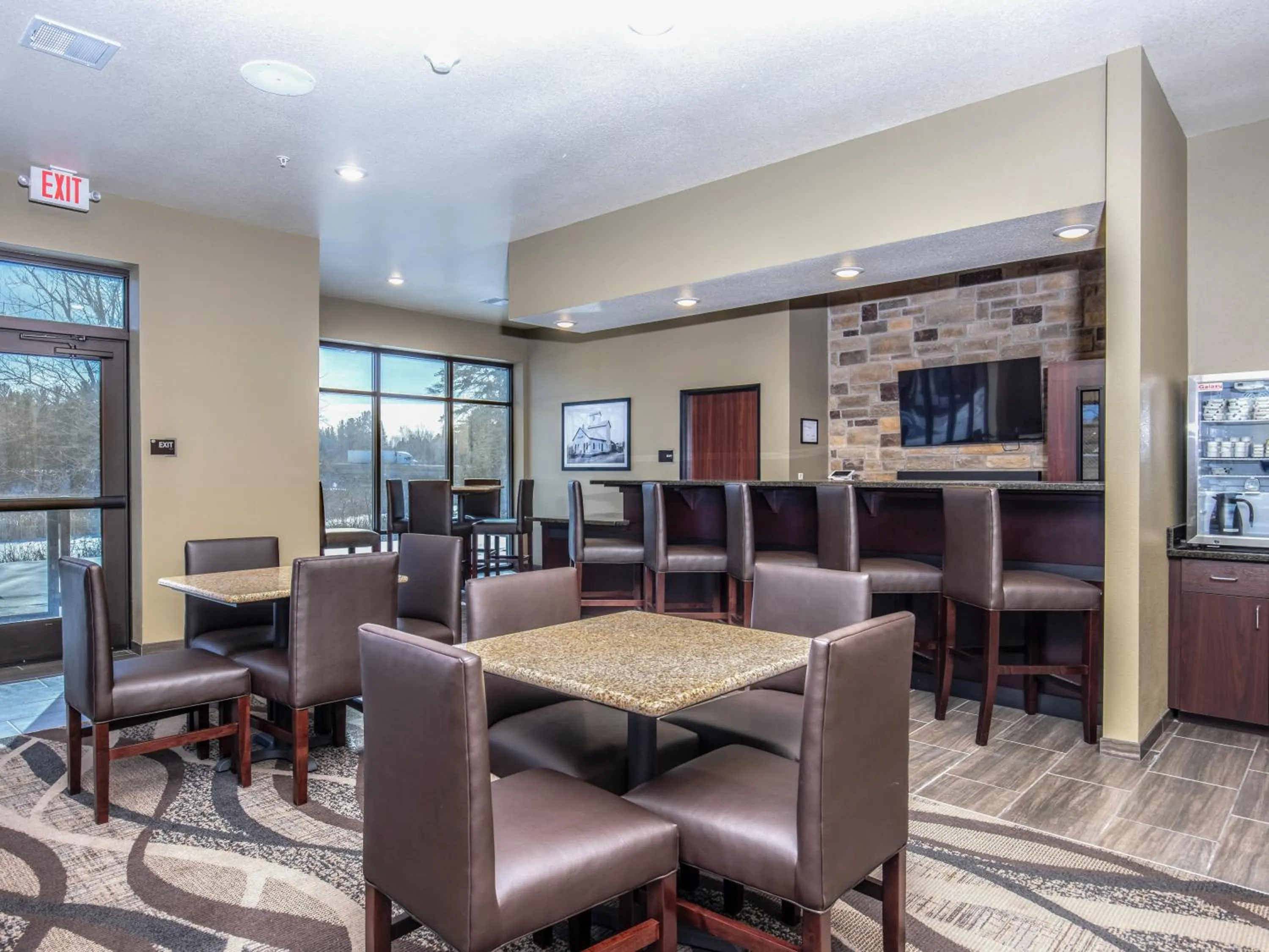 Lounge or bar in Cobblestone Hotel & Suites - Rhinelander