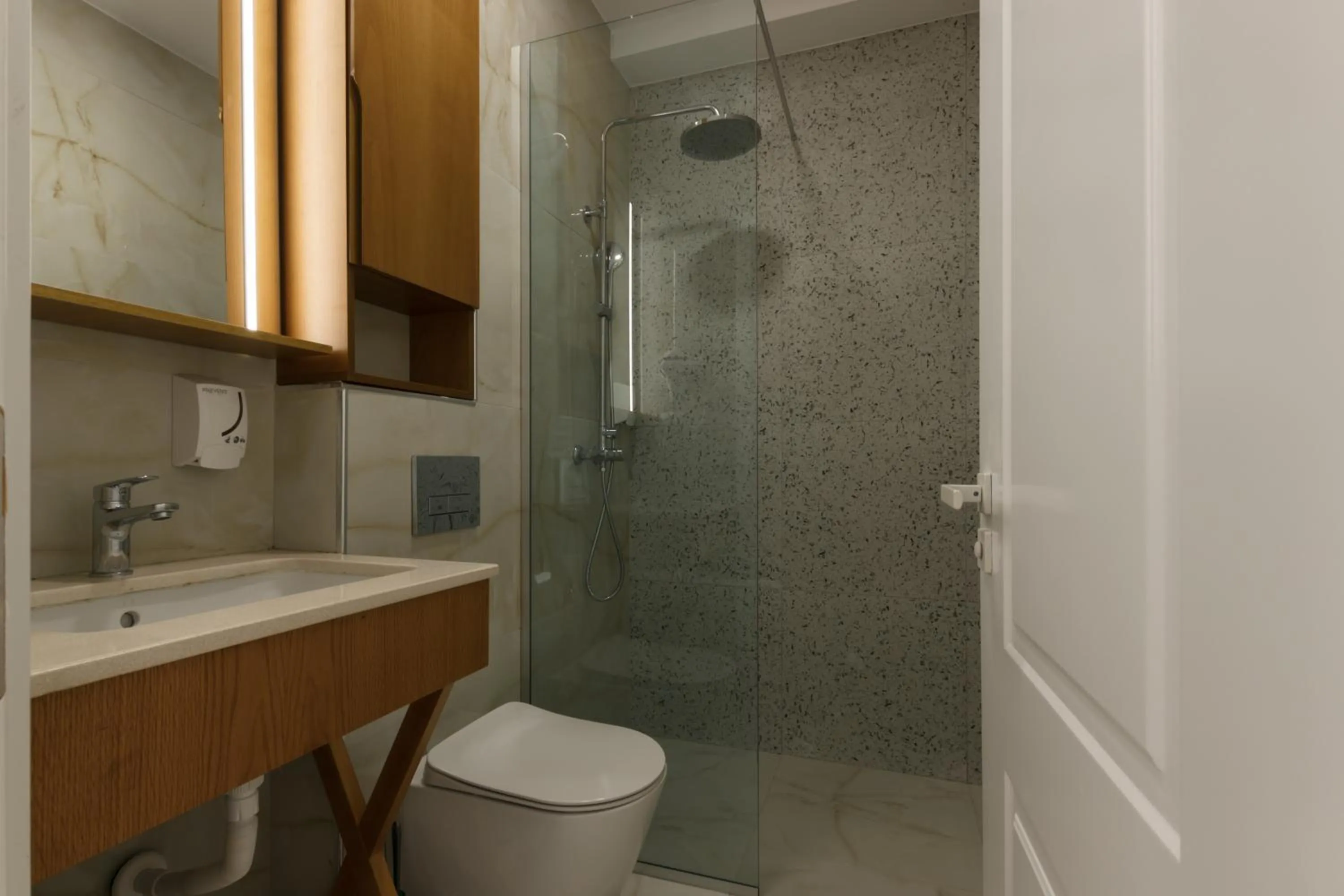 Shower in Bujtina Sophie