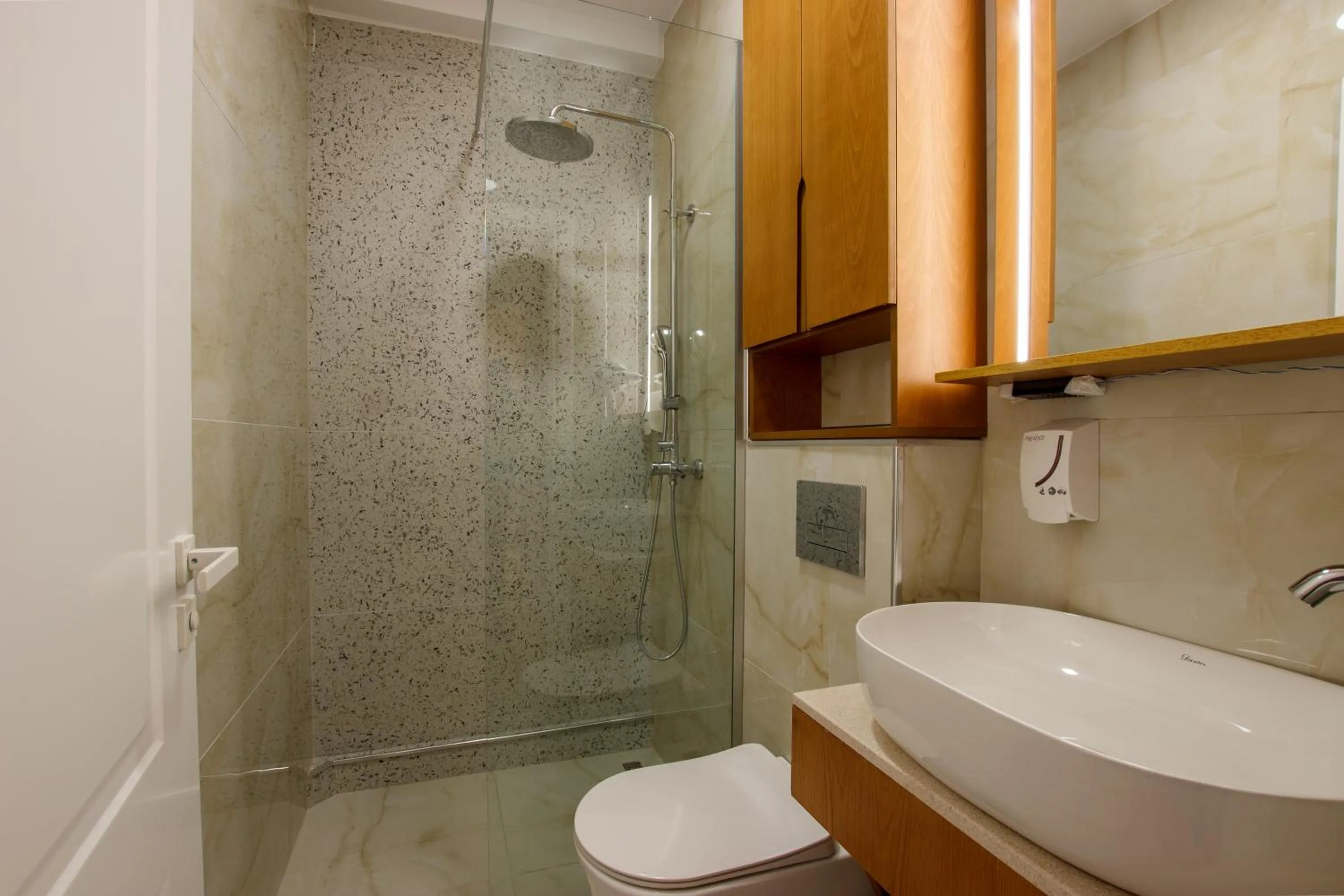 Shower in Bujtina Sophie