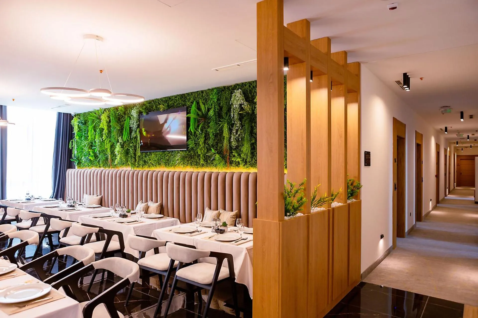 Restaurant/places to eat in Hotel Boka