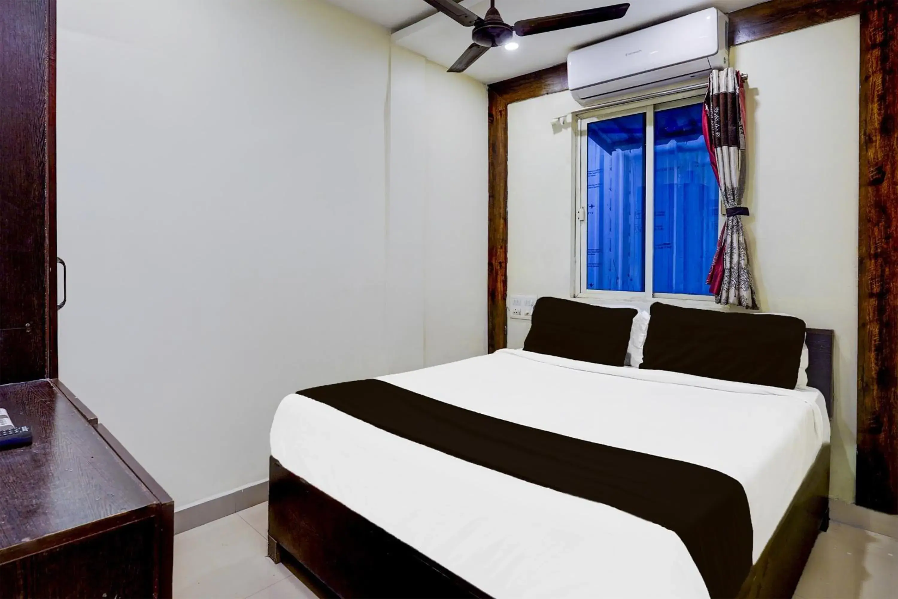 Deluxe Triple Room - single occupancy in Super OYO Hotel O Renigunta Near Railway Station Deluxe Triple Room - single occupancy in Super OYO Hotel O Renigunta Near Railway Station