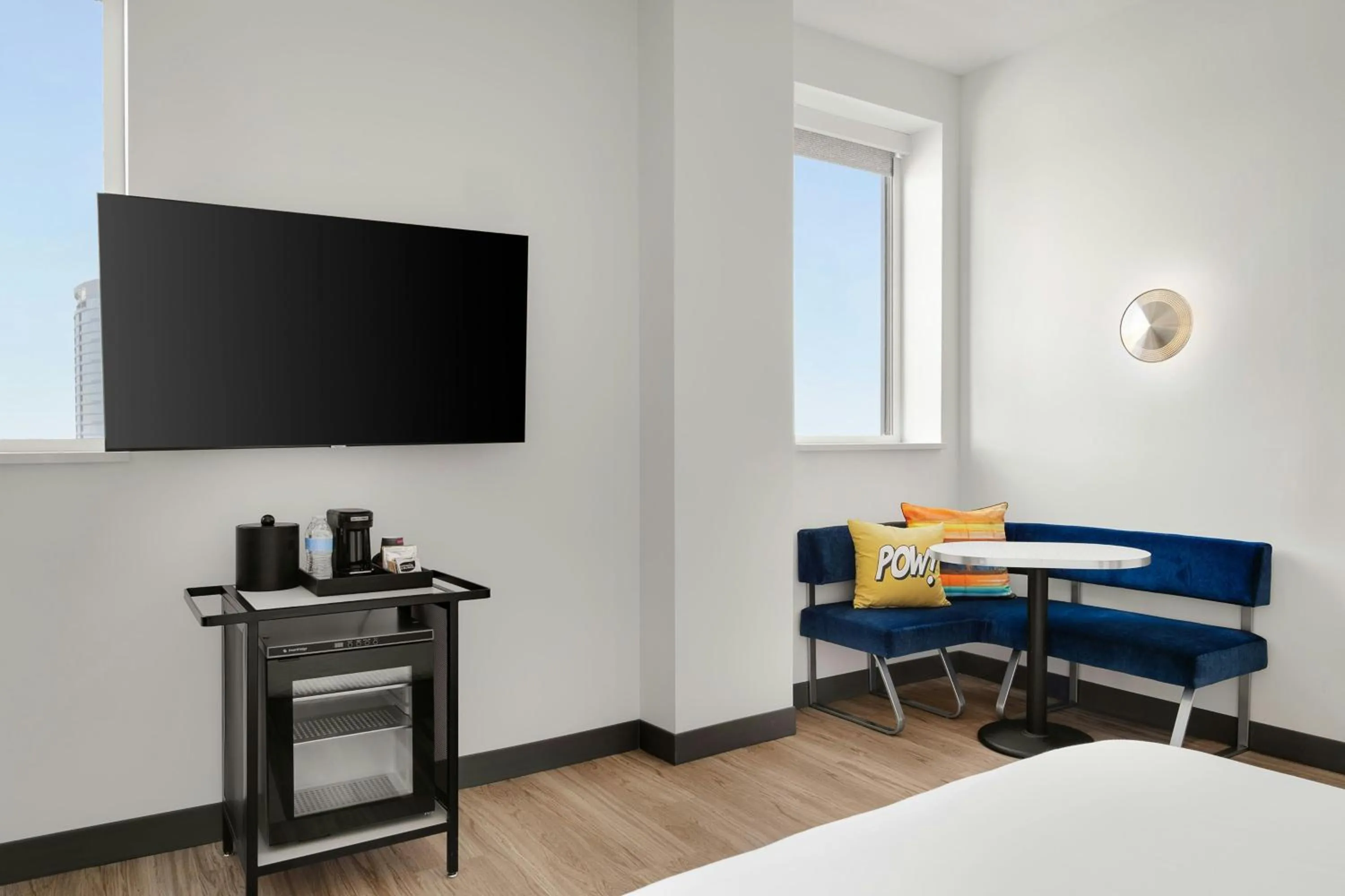 Photo of the whole room in Aloft Indianapolis Downtown