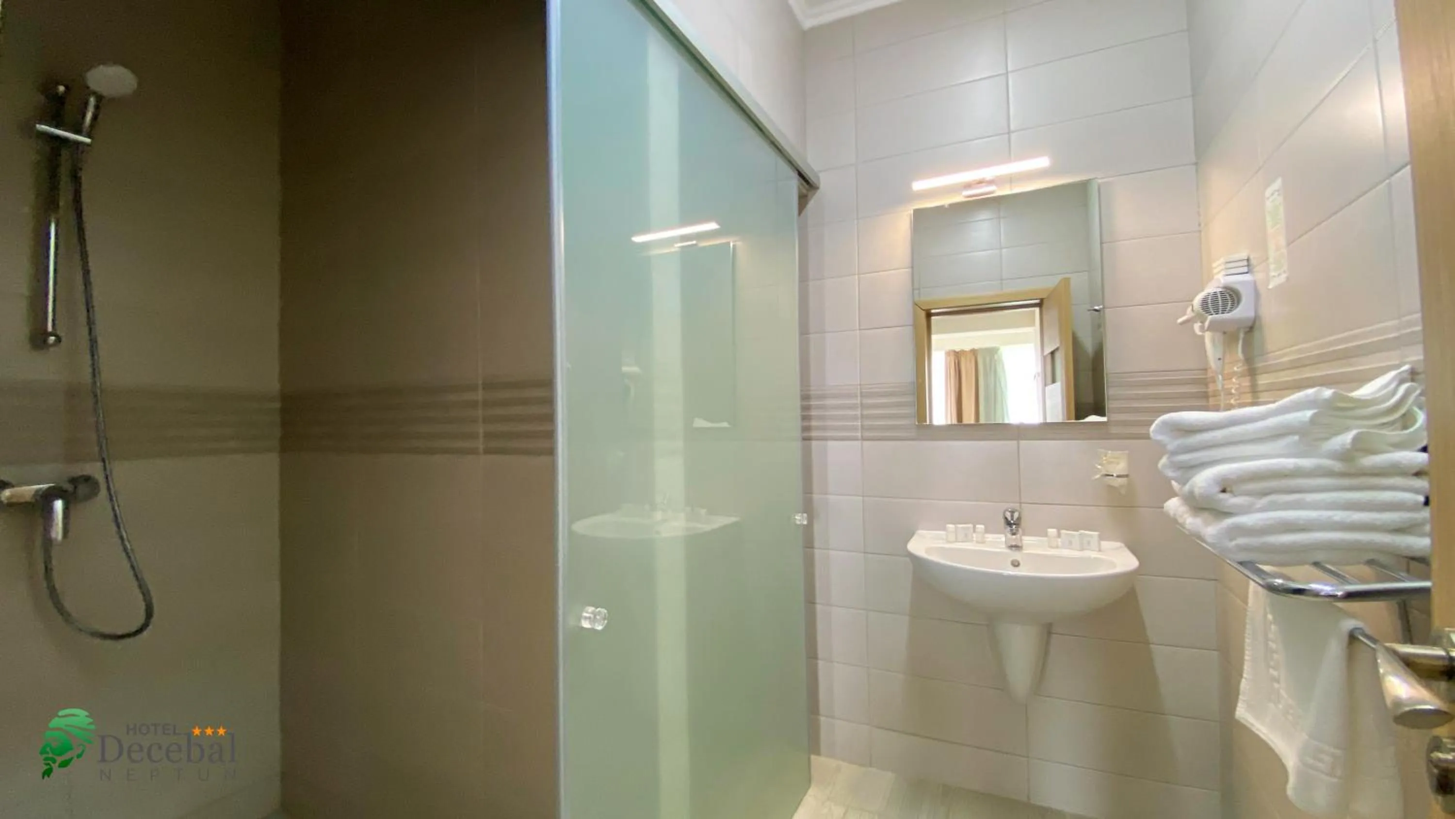 Shower in Hotel Decebal Estival Neptun