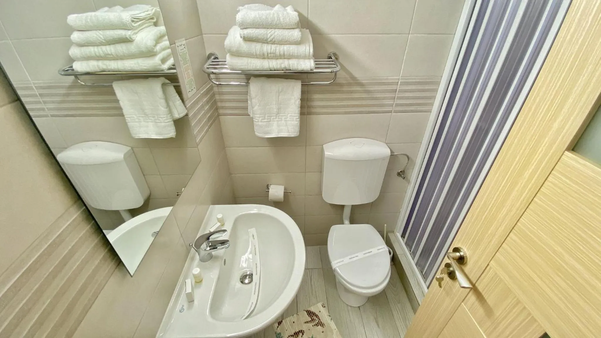 Shower in Hotel Decebal Estival Neptun