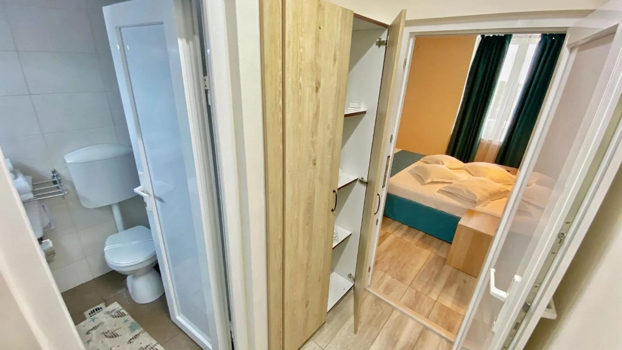 Shower, Bed in Hotel Decebal Estival Neptun