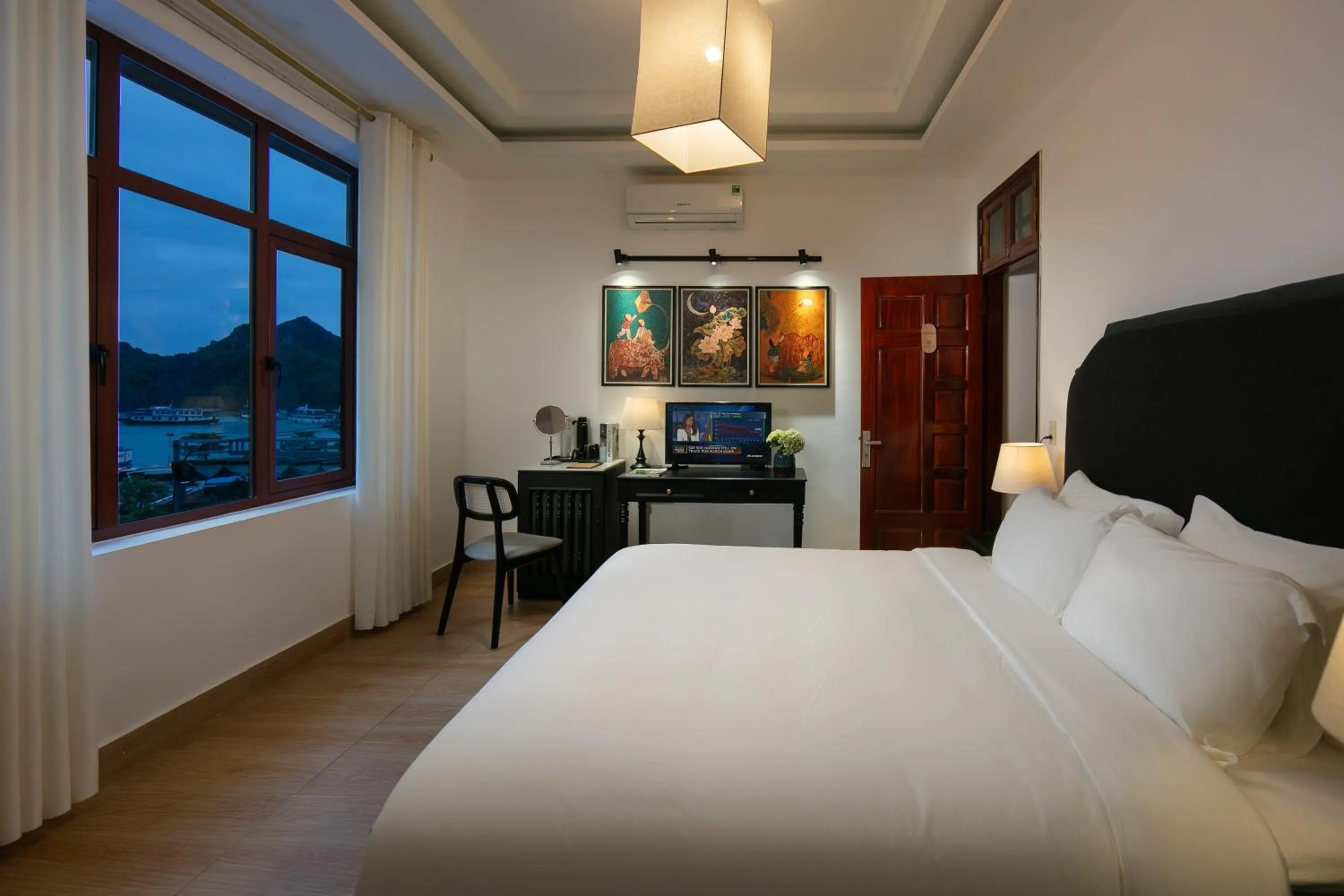 Bed in Maison Cat Ba Bay View Villa