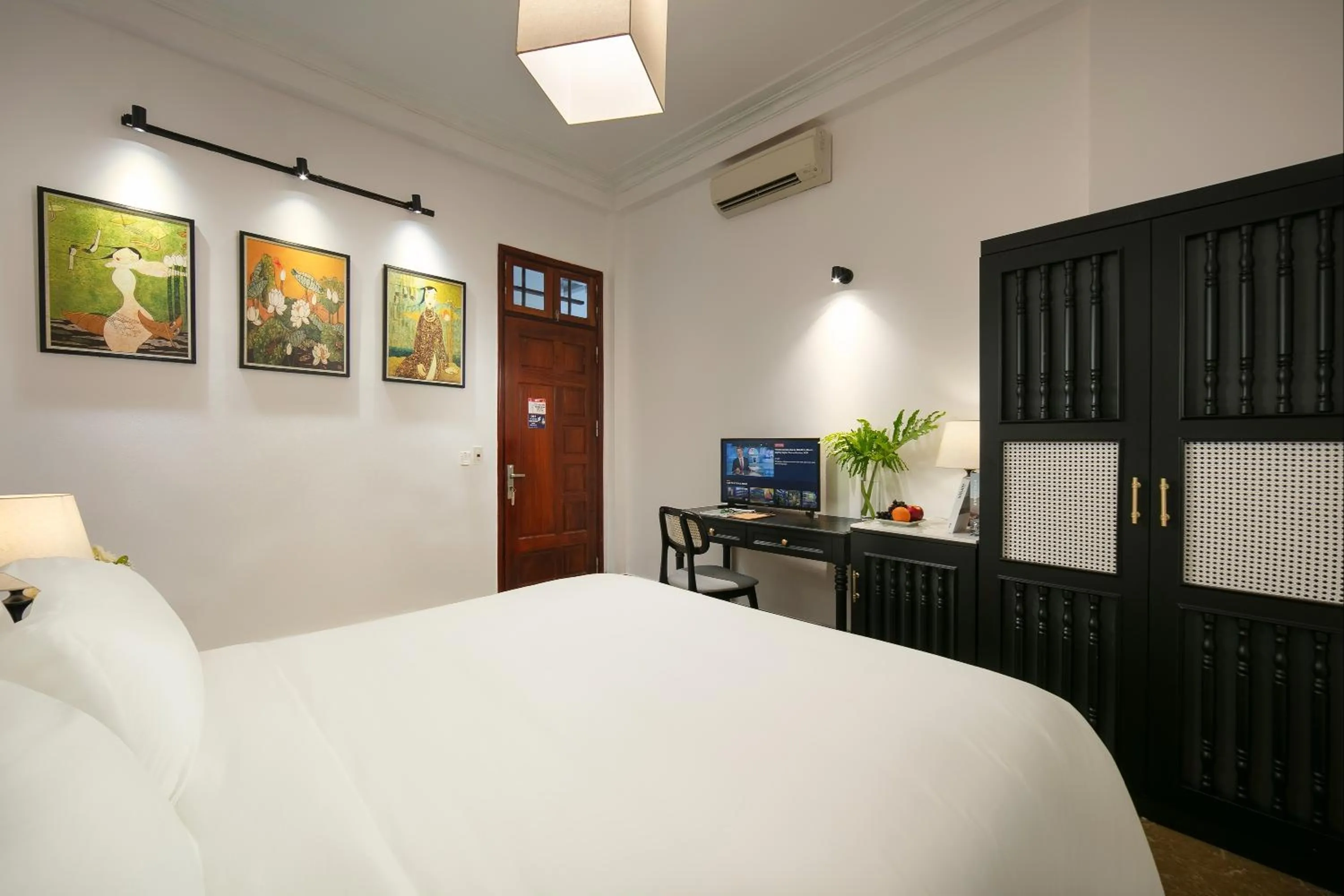 TV and multimedia, Bed in Maison Cat Ba Bay View Villa