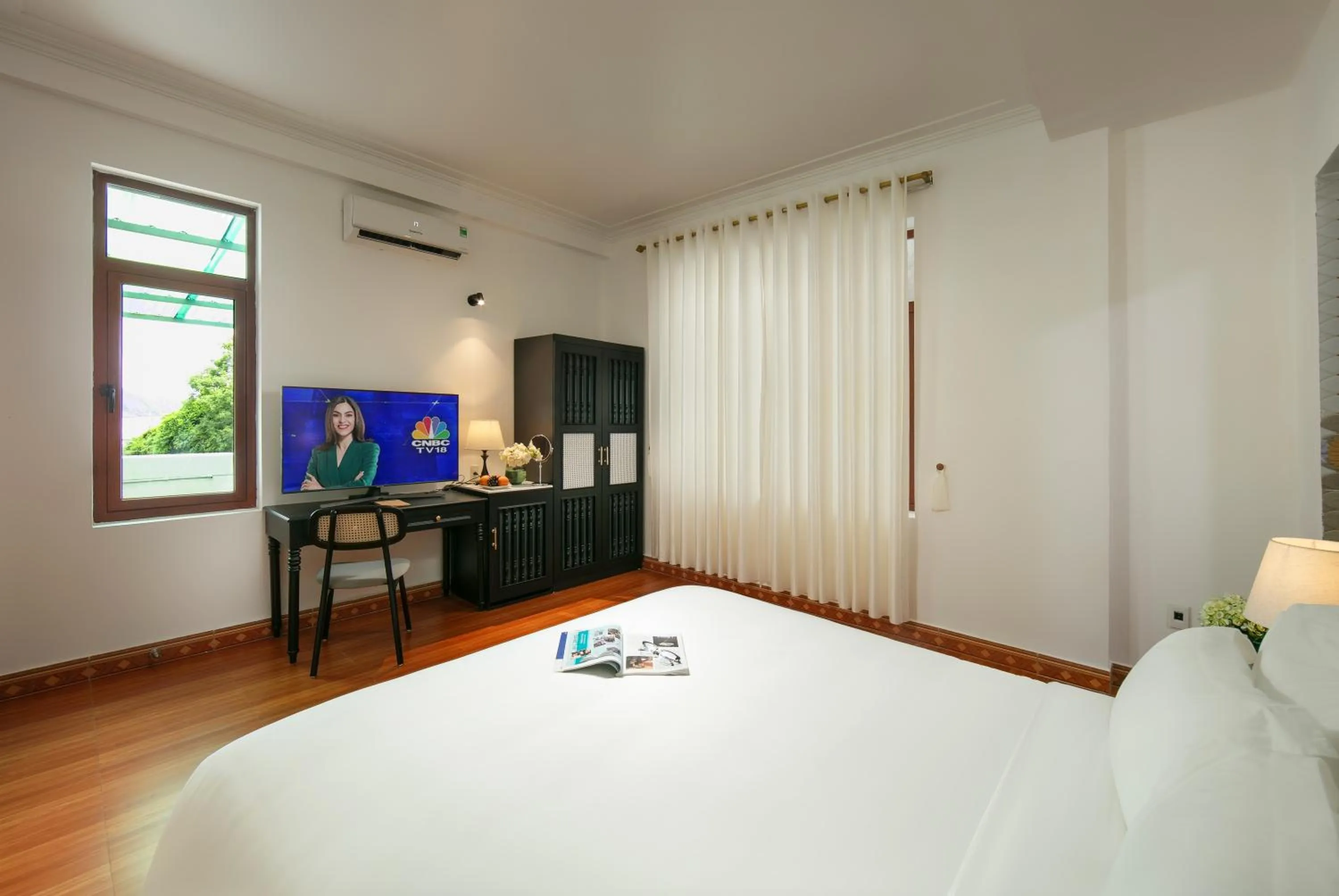 TV and multimedia, Bed in Maison Cat Ba Bay View Villa