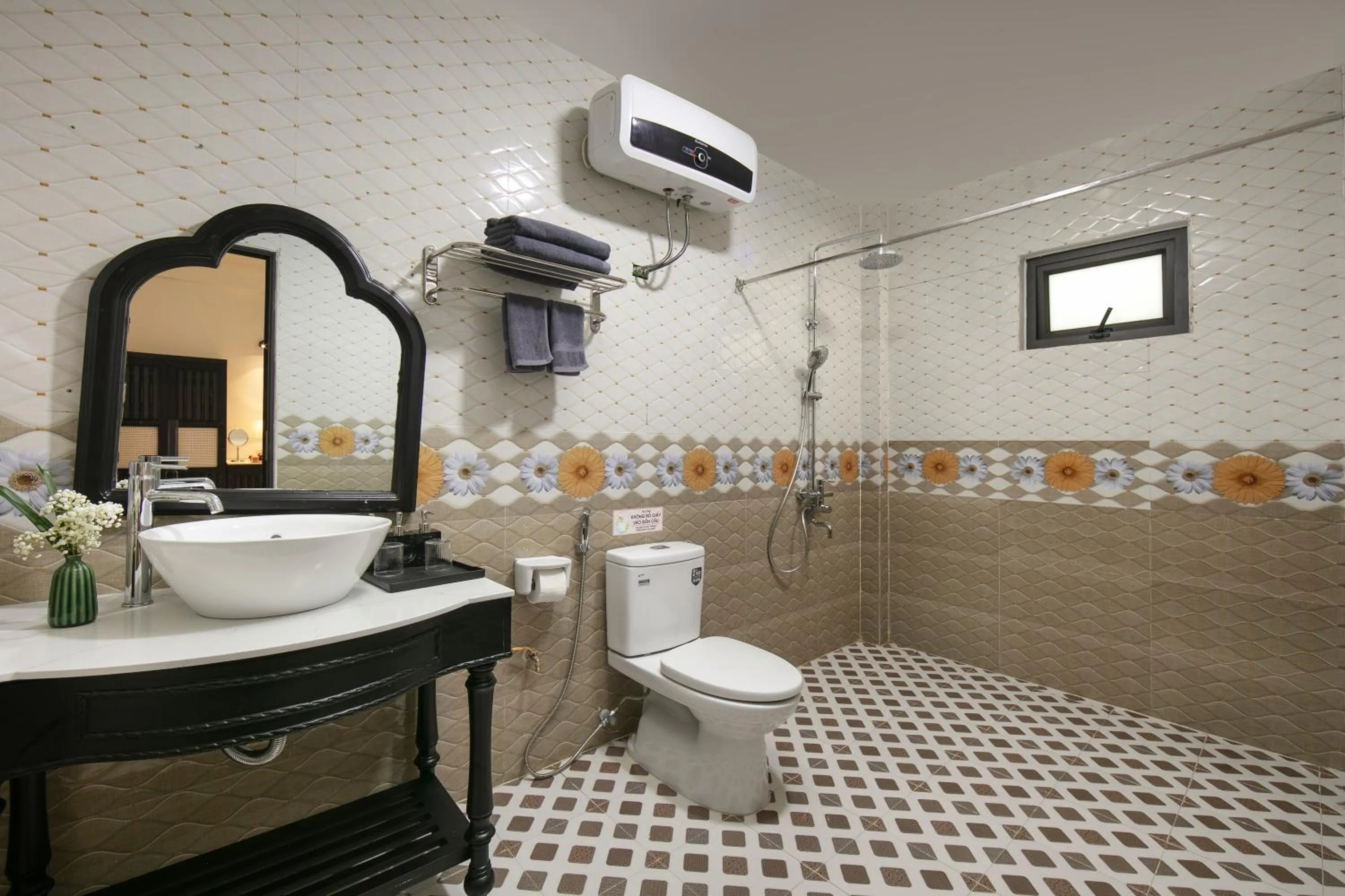 Toilet in Maison Cat Ba Bay View Villa