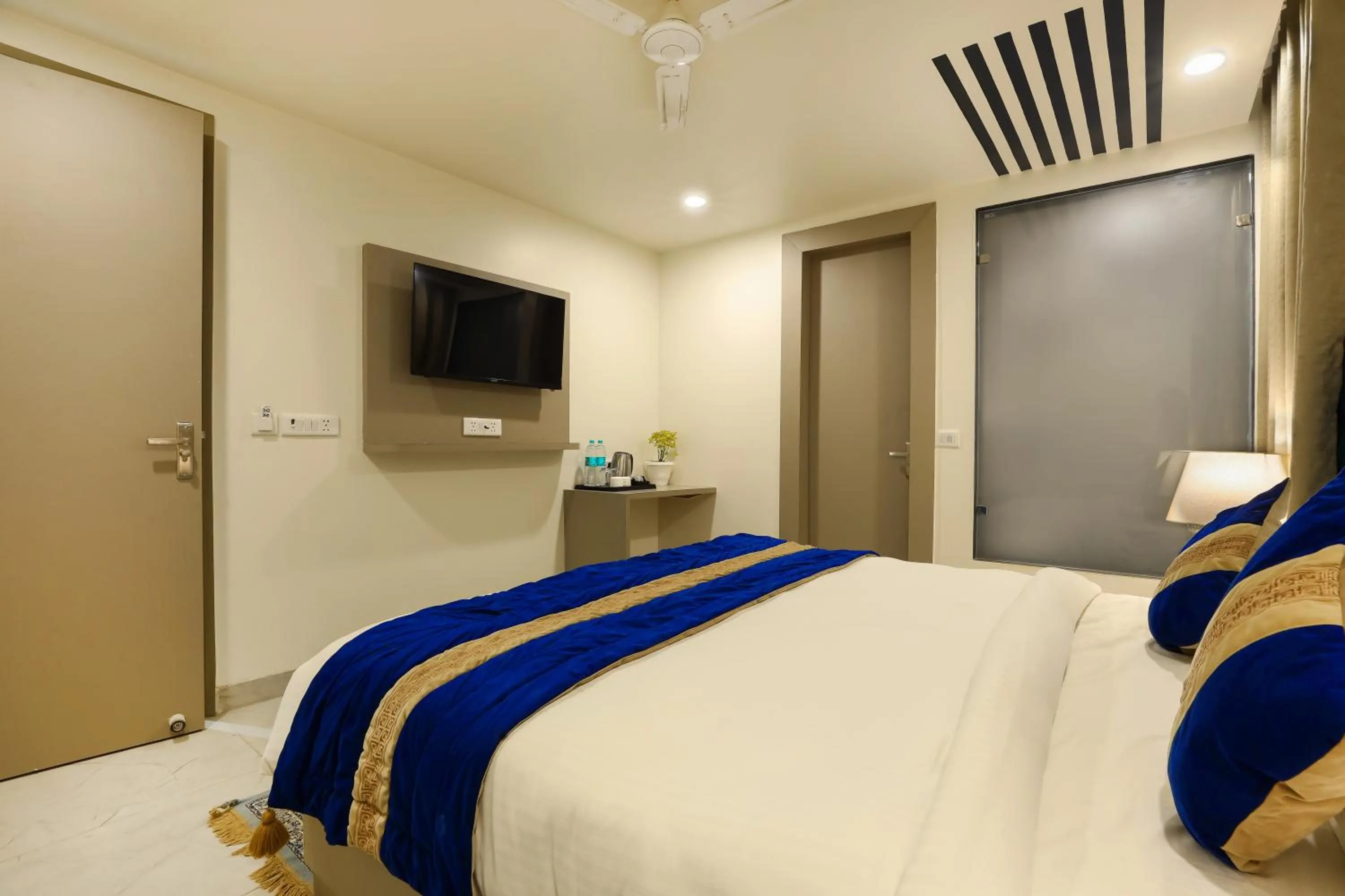 Photo of the whole room in OPO Hotel Dior,Delhi Airport