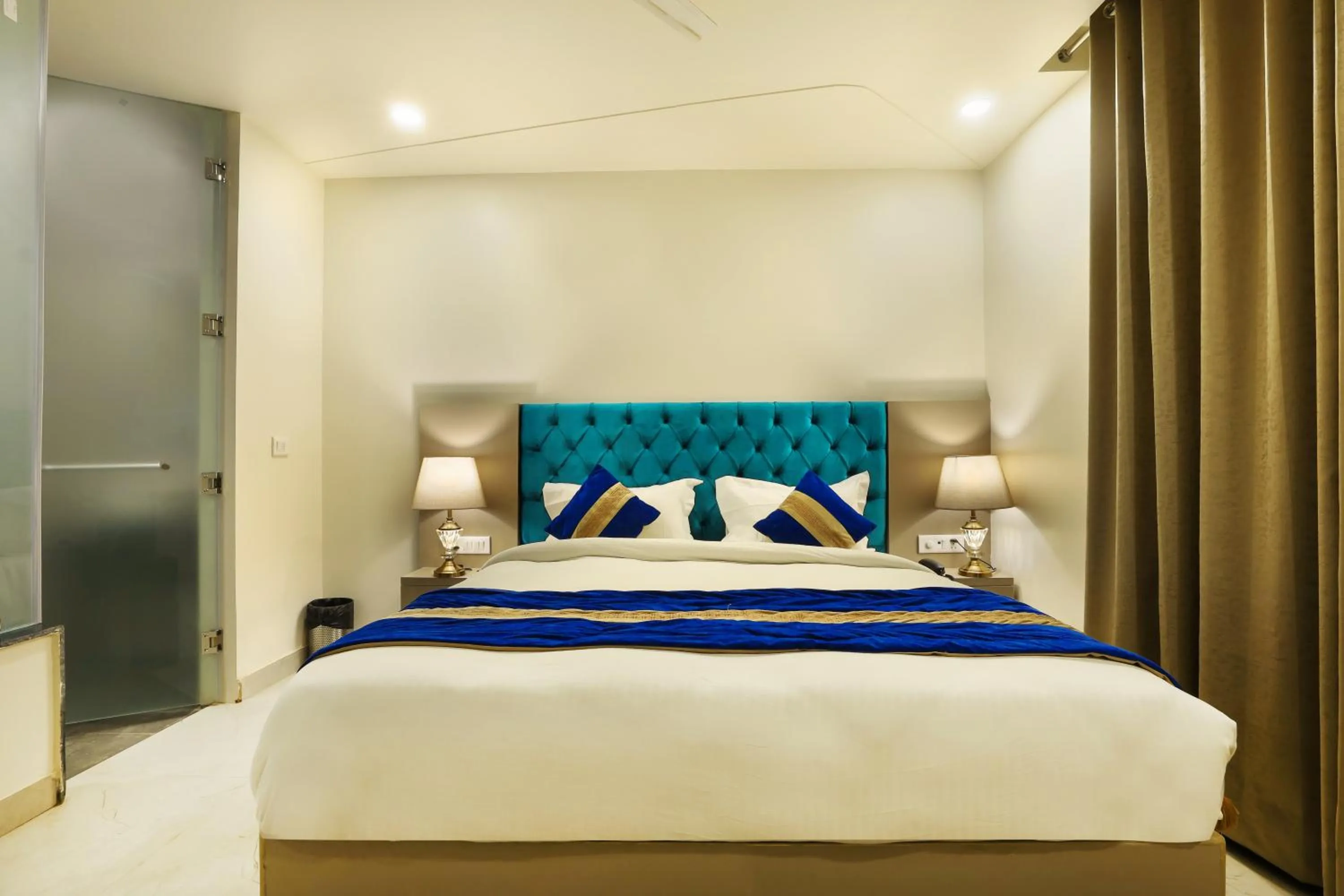 Photo of the whole room in OPO Hotel Dior,Delhi Airport