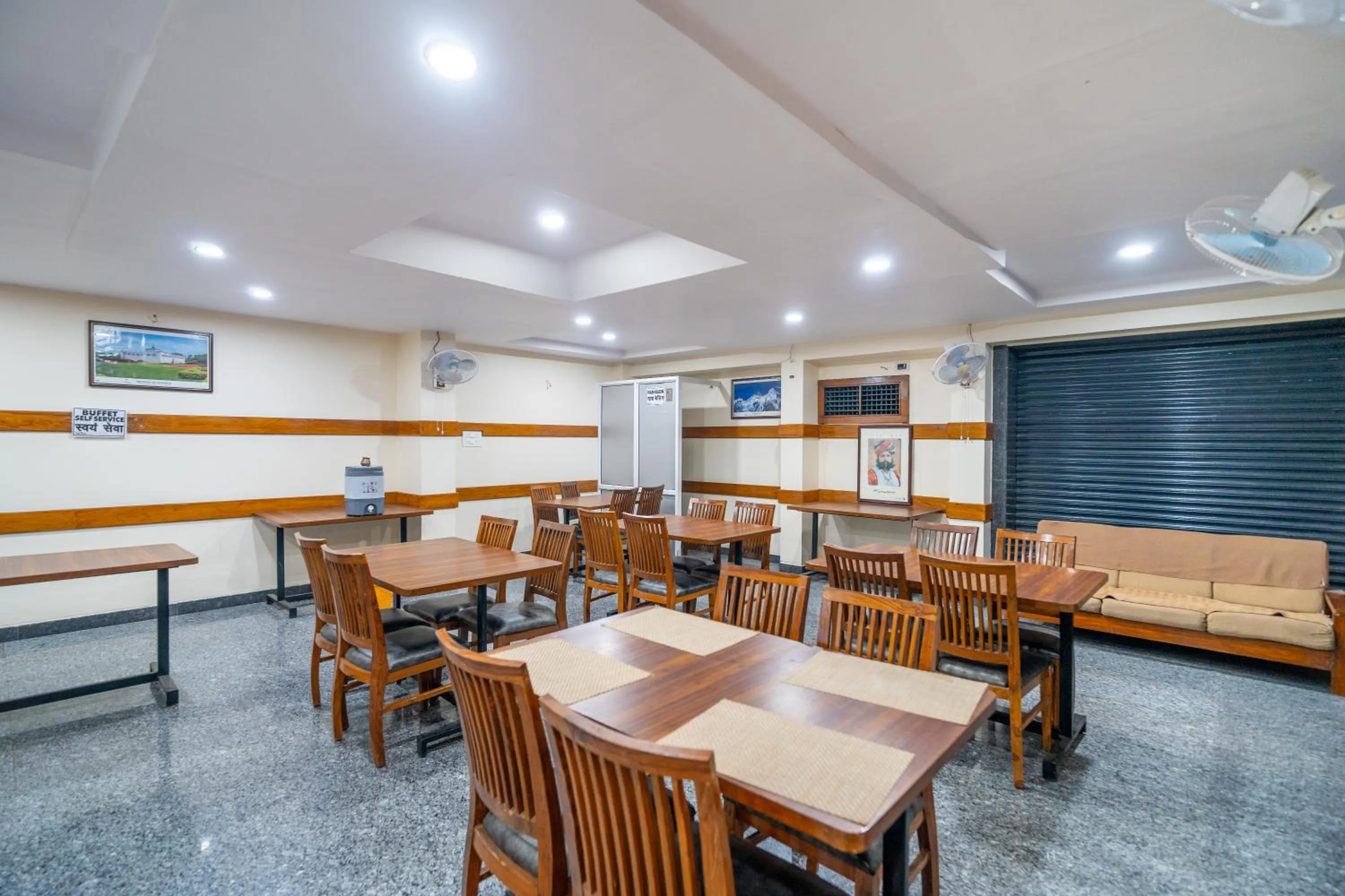 Restaurant/places to eat in Hotel Ville Parle