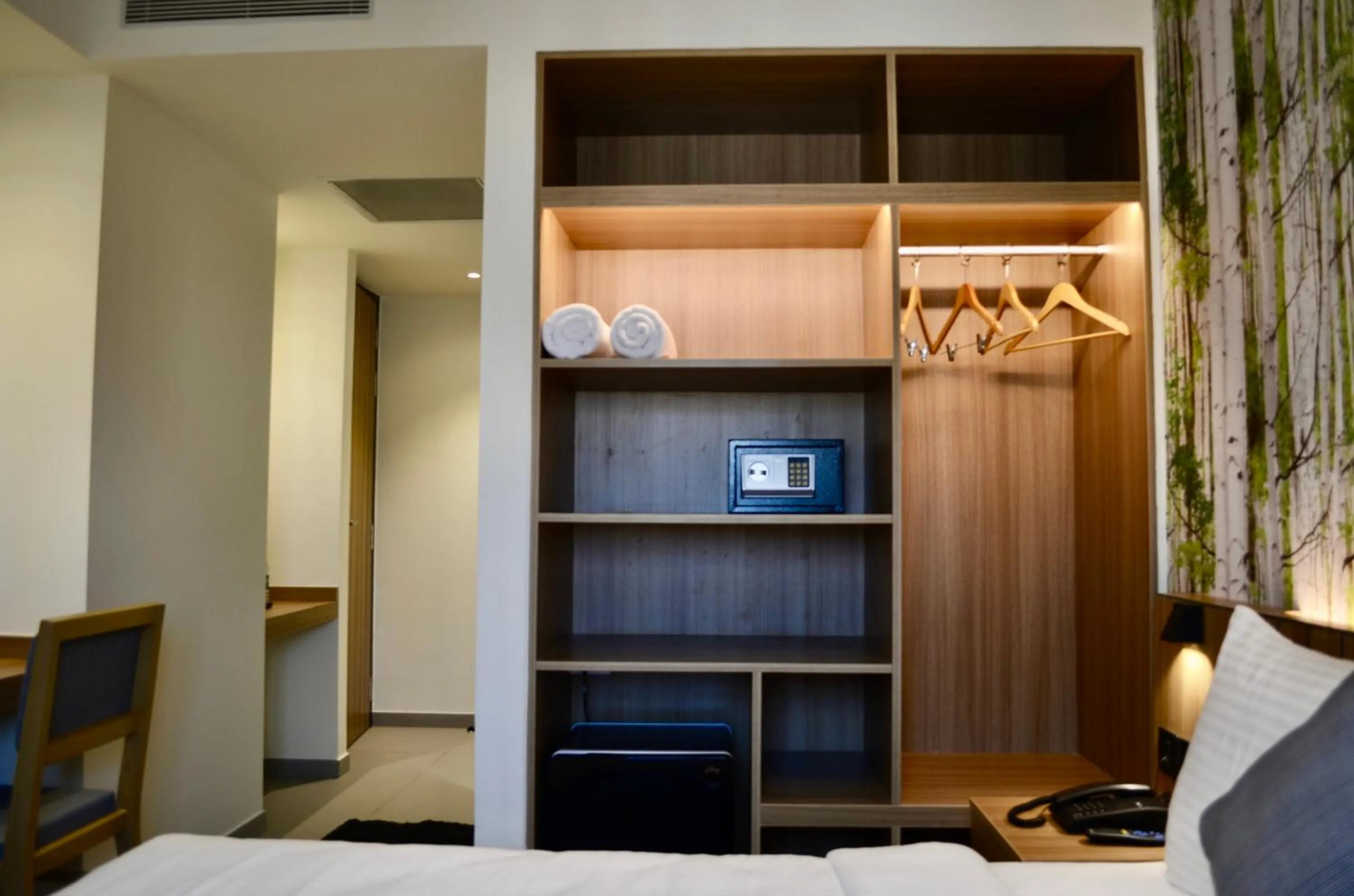 Coffee/tea facilities, Bed in CITY LAKE HOTEL